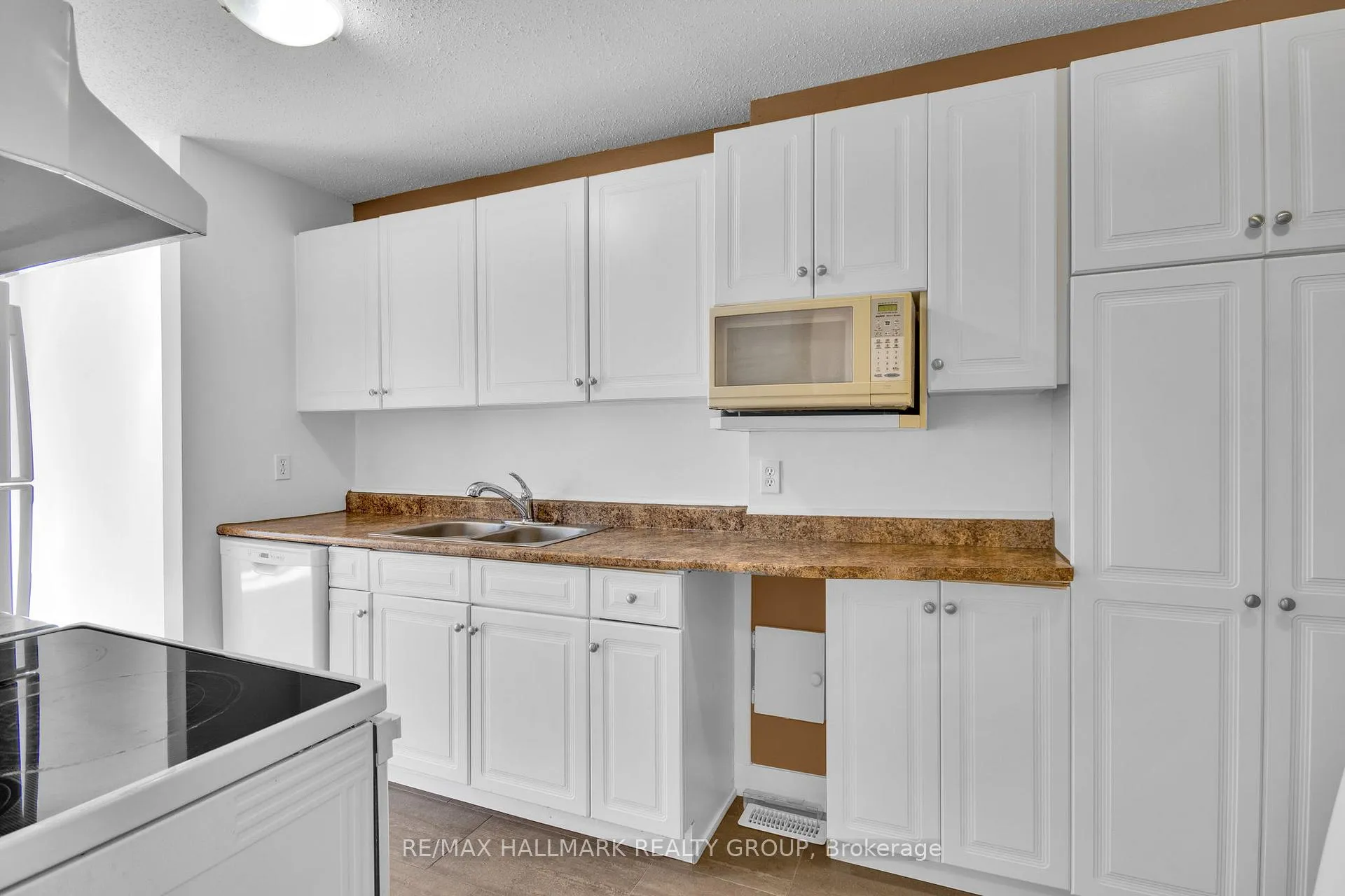 Photo 10 of 338 Stone Quarry Private, Ottawa, Carson Meadows — HOMEH