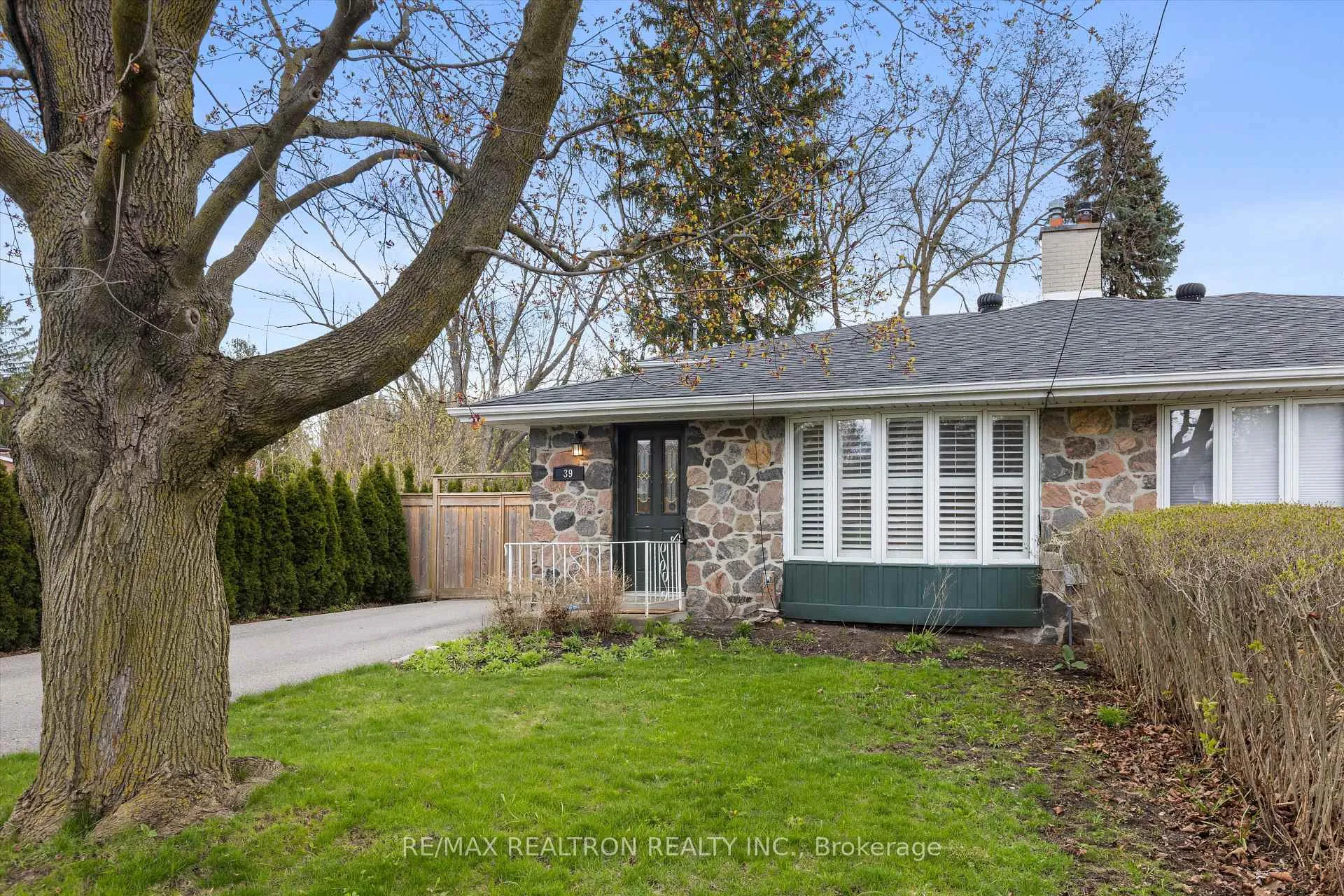 Photo 2 of 39 Jasper Drive, Aurora, Aurora Heights — HOMEH