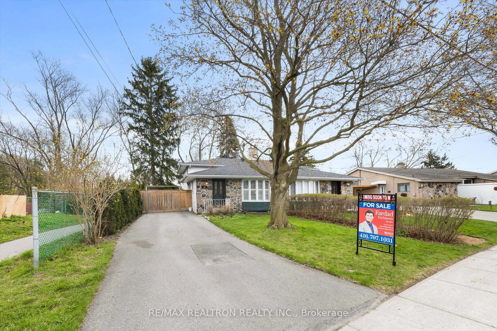 Photo 3 of 39 Jasper Drive, Aurora, Aurora Heights — HOMEH