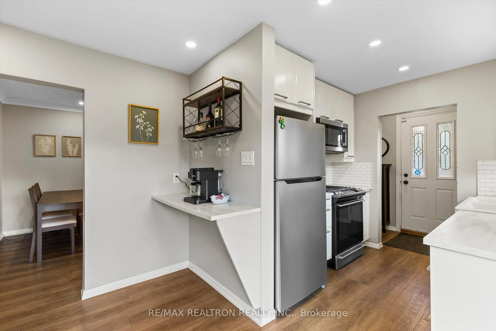 Photo 5 of 39 Jasper Drive, Aurora, Aurora Heights — HOMEH