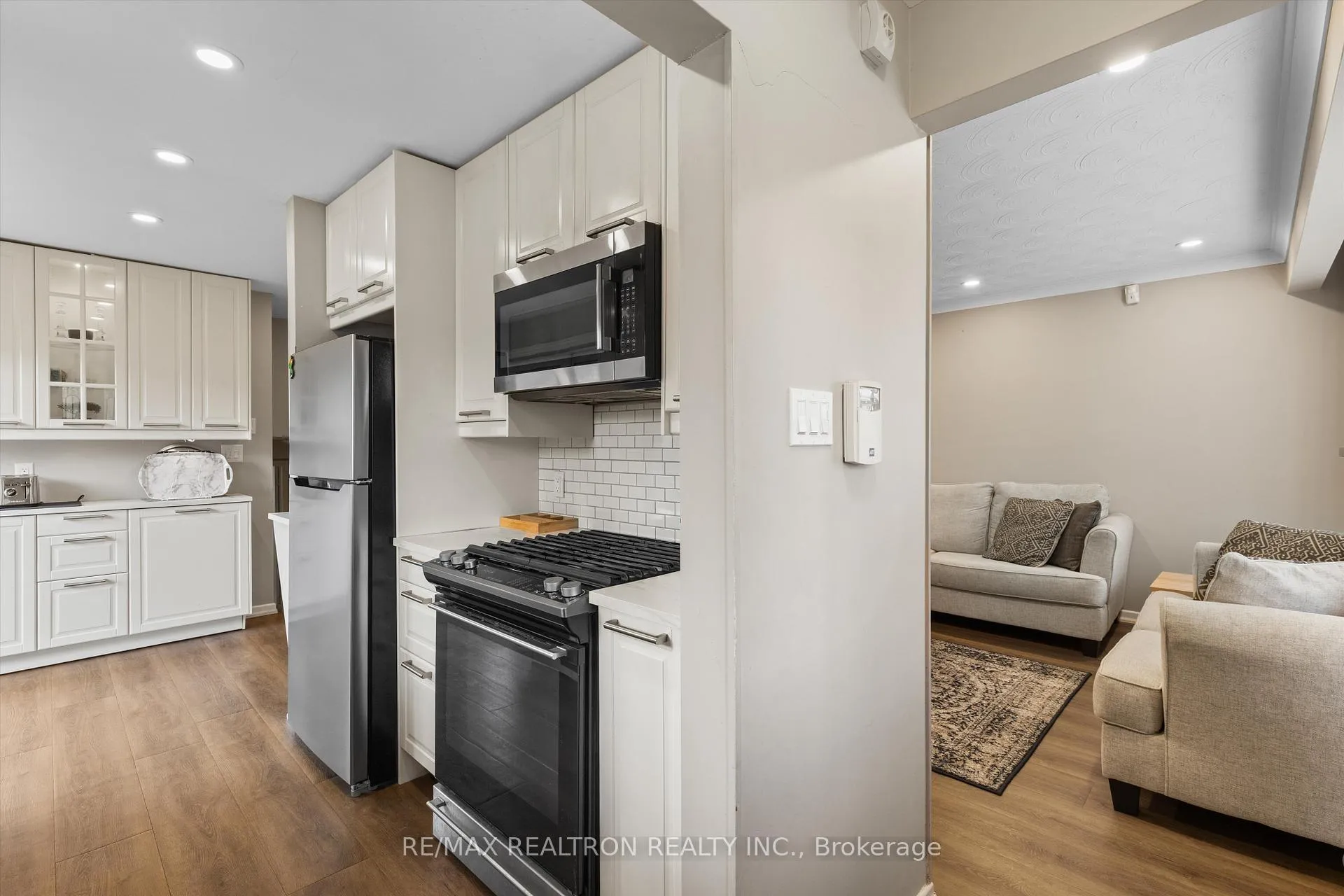 Photo 8 of 39 Jasper Drive, Aurora, Aurora Heights — HOMEH