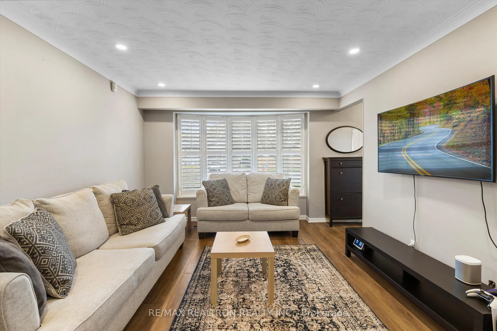 Photo 10 of 39 Jasper Drive, Aurora, Aurora Heights — HOMEH