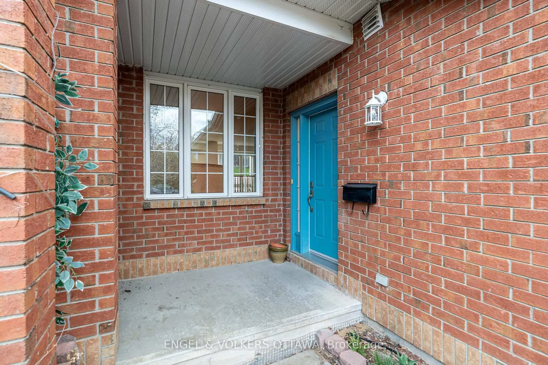 Photo 2 of 149 Duntroon Circle, Ottawa, Hunt Club Park/Greenboro — HOMEH