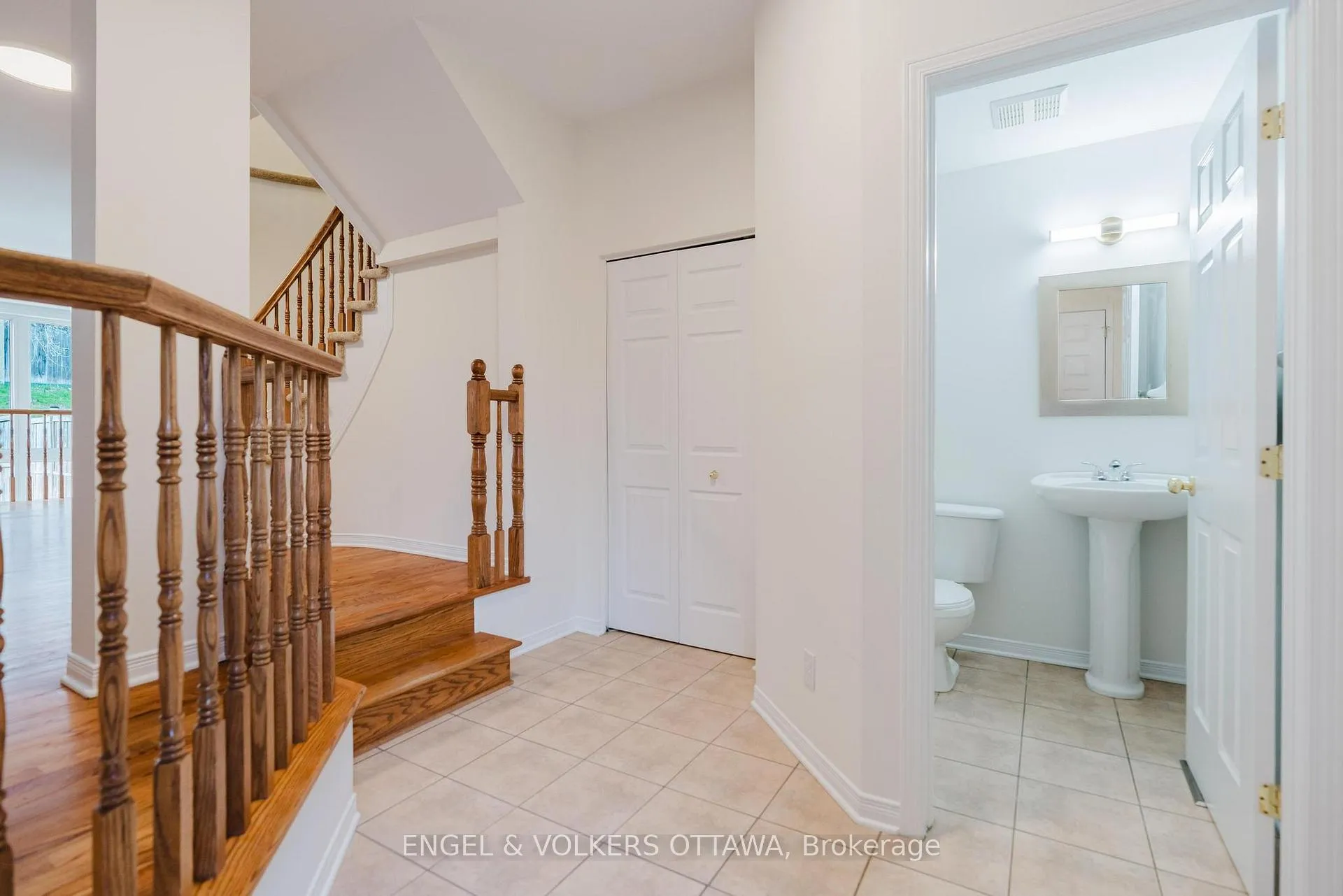 Photo 3 of 149 Duntroon Circle, Ottawa, Hunt Club Park/Greenboro — HOMEH