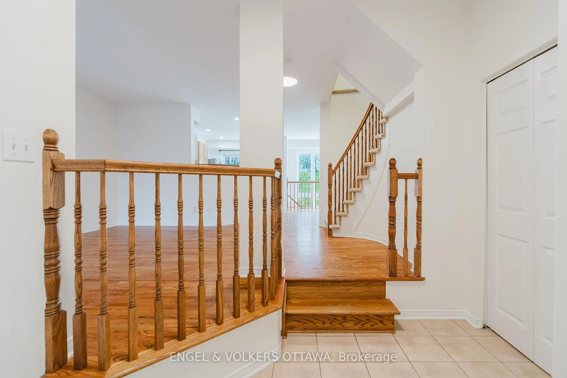 Photo 4 of 149 Duntroon Circle, Ottawa, Hunt Club Park/Greenboro — HOMEH