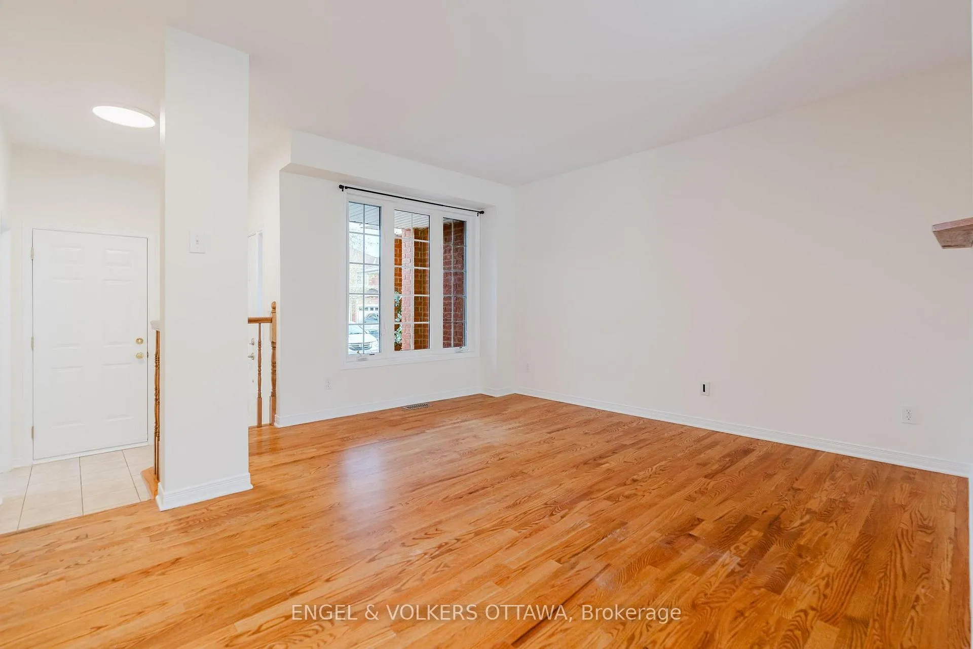 Photo 5 of 149 Duntroon Circle, Ottawa, Hunt Club Park/Greenboro — HOMEH