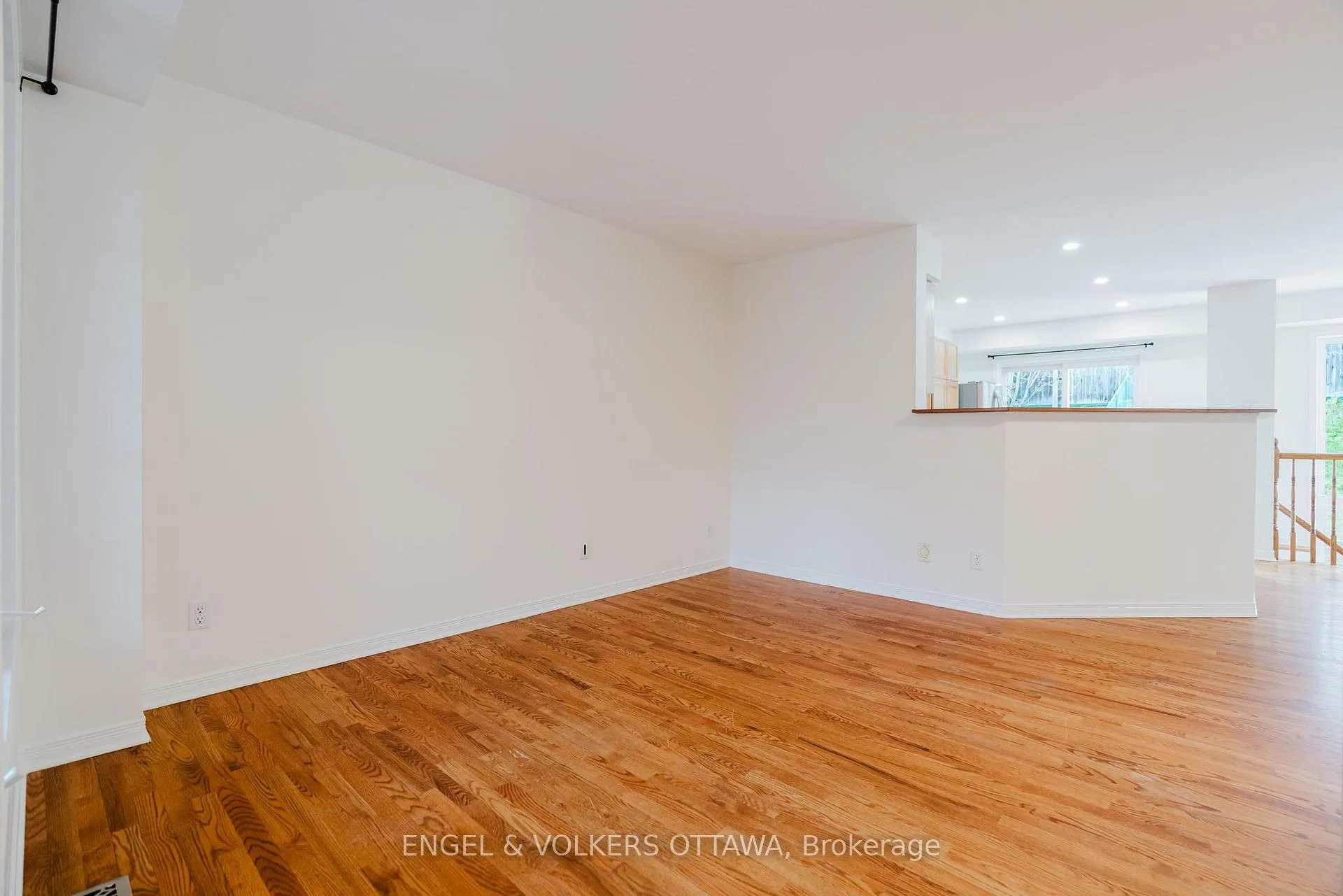 Photo 7 of 149 Duntroon Circle, Ottawa, Hunt Club Park/Greenboro — HOMEH