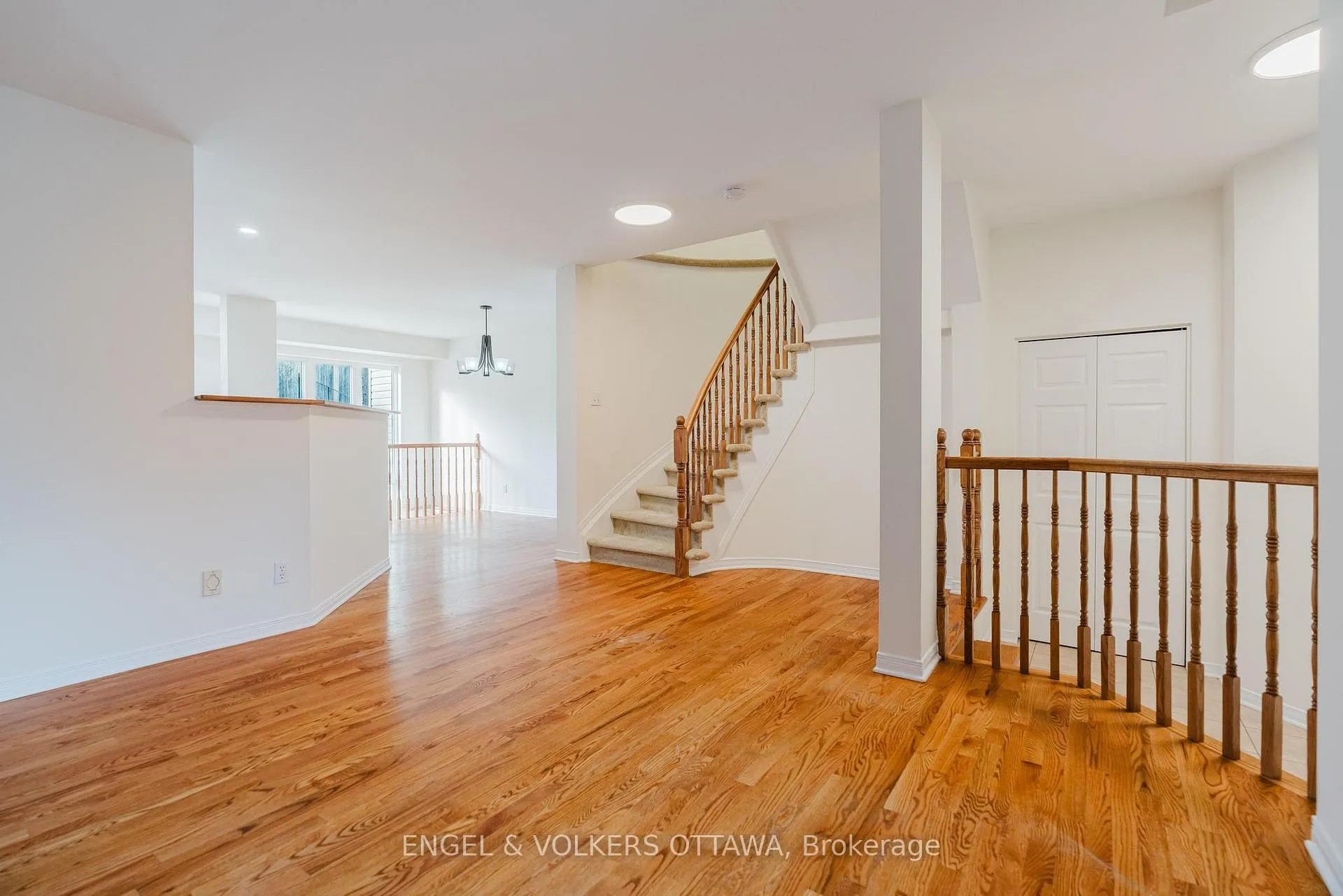 Photo 8 of 149 Duntroon Circle, Ottawa, Hunt Club Park/Greenboro — HOMEH
