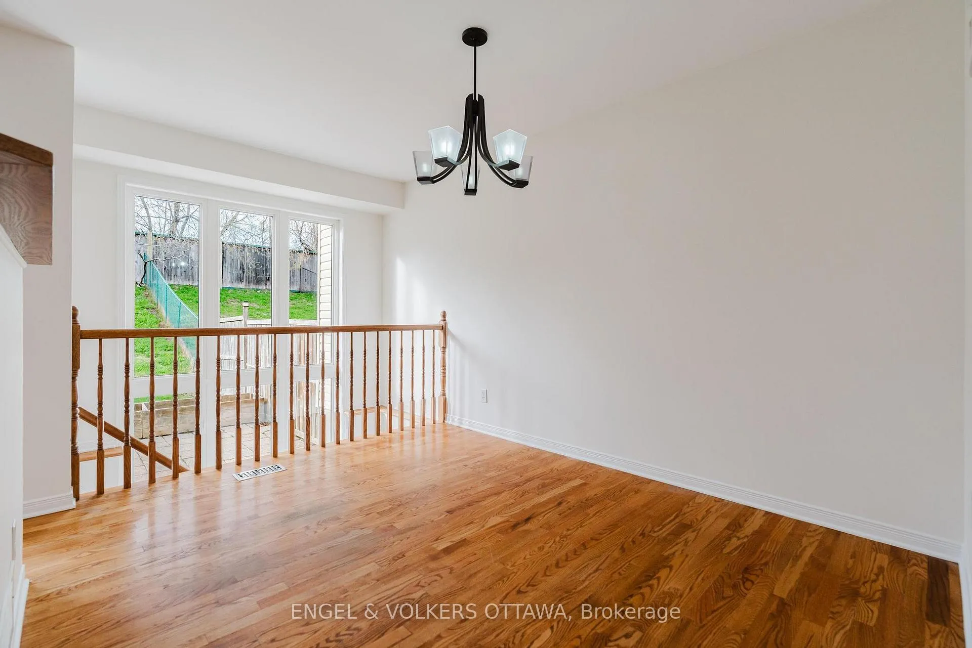 Photo 9 of 149 Duntroon Circle, Ottawa, Hunt Club Park/Greenboro — HOMEH