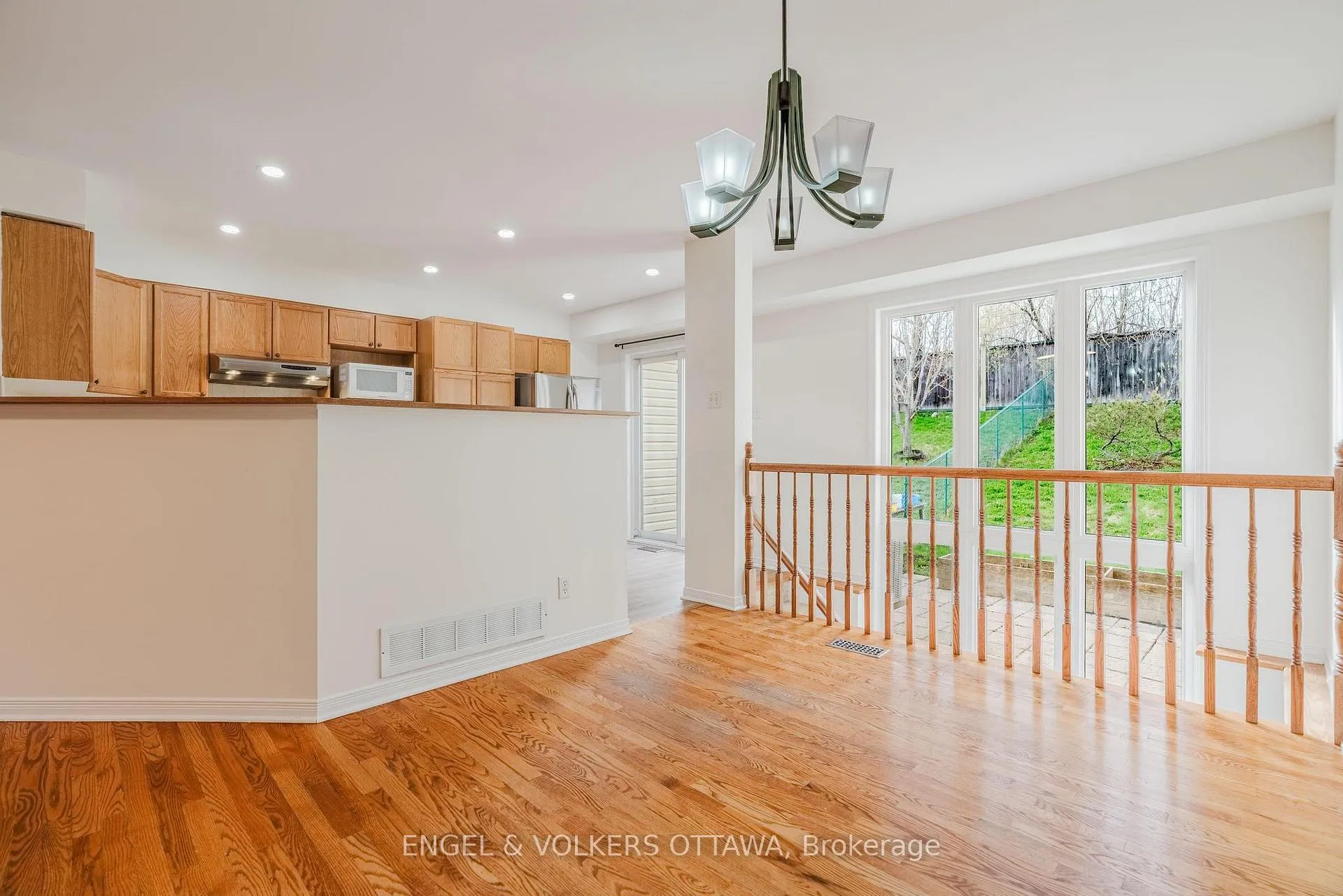 Photo 10 of 149 Duntroon Circle, Ottawa, Hunt Club Park/Greenboro — HOMEH