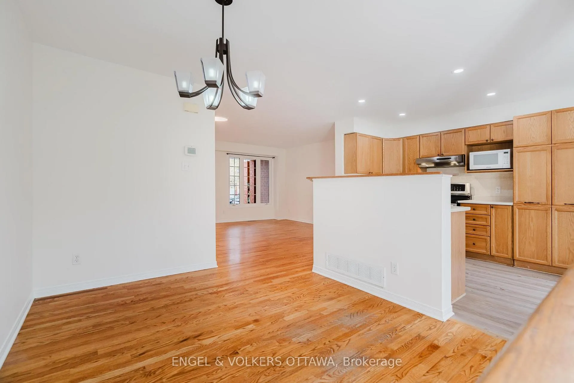Photo 11 of 149 Duntroon Circle, Ottawa, Hunt Club Park/Greenboro — HOMEH
