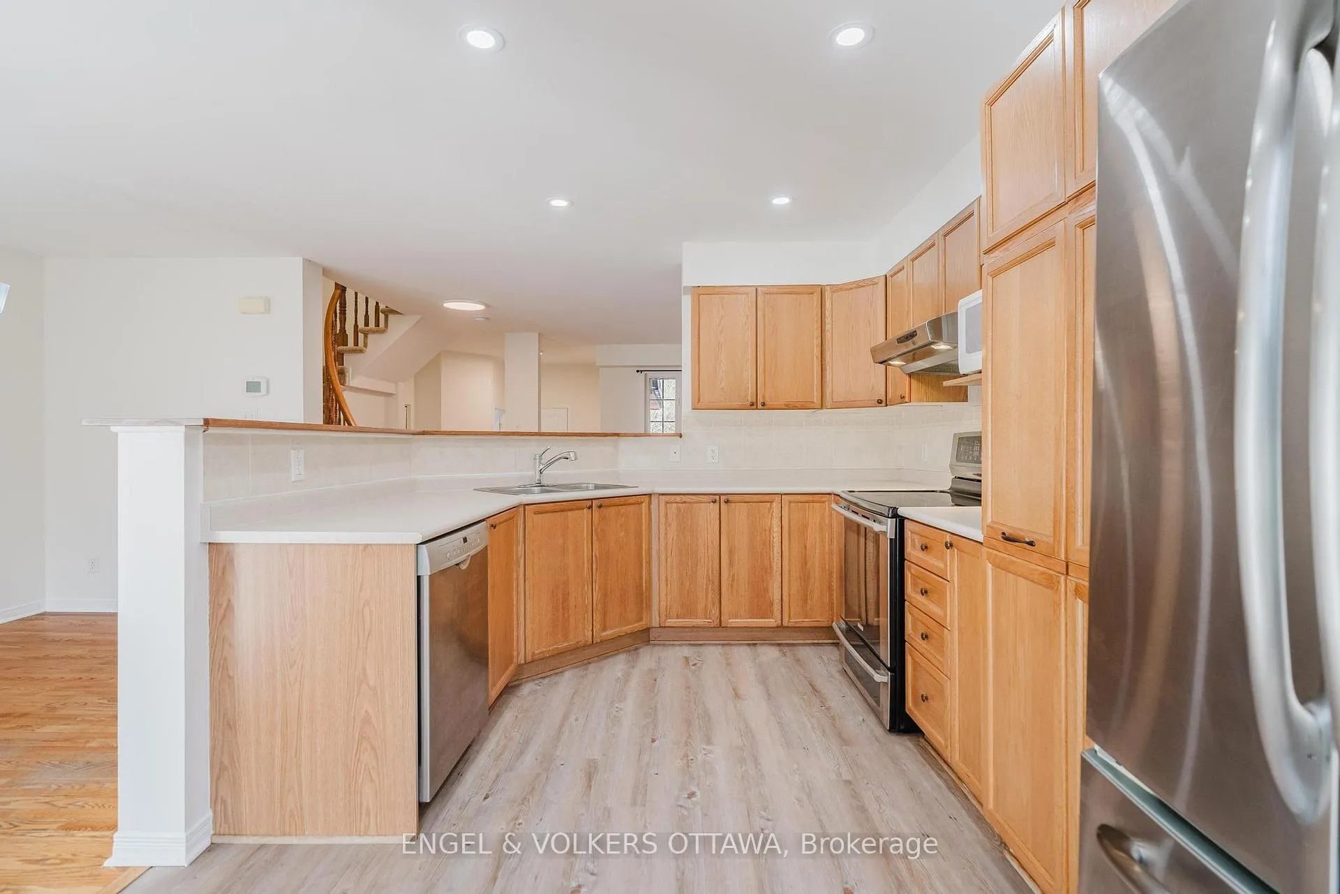 Photo 13 of 149 Duntroon Circle, Ottawa, Hunt Club Park/Greenboro — HOMEH