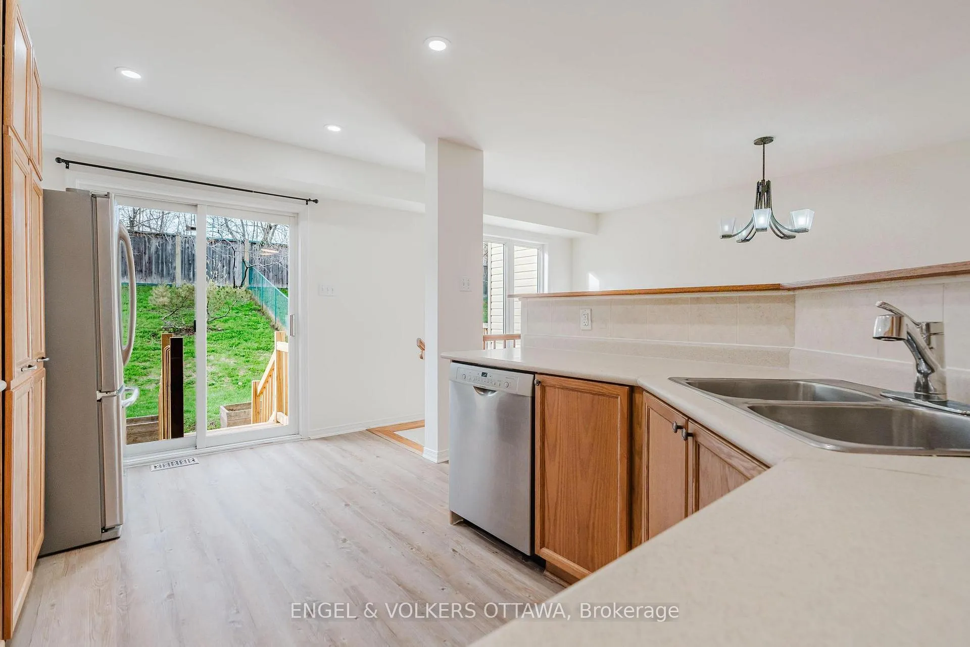 Photo 15 of 149 Duntroon Circle, Ottawa, Hunt Club Park/Greenboro — HOMEH