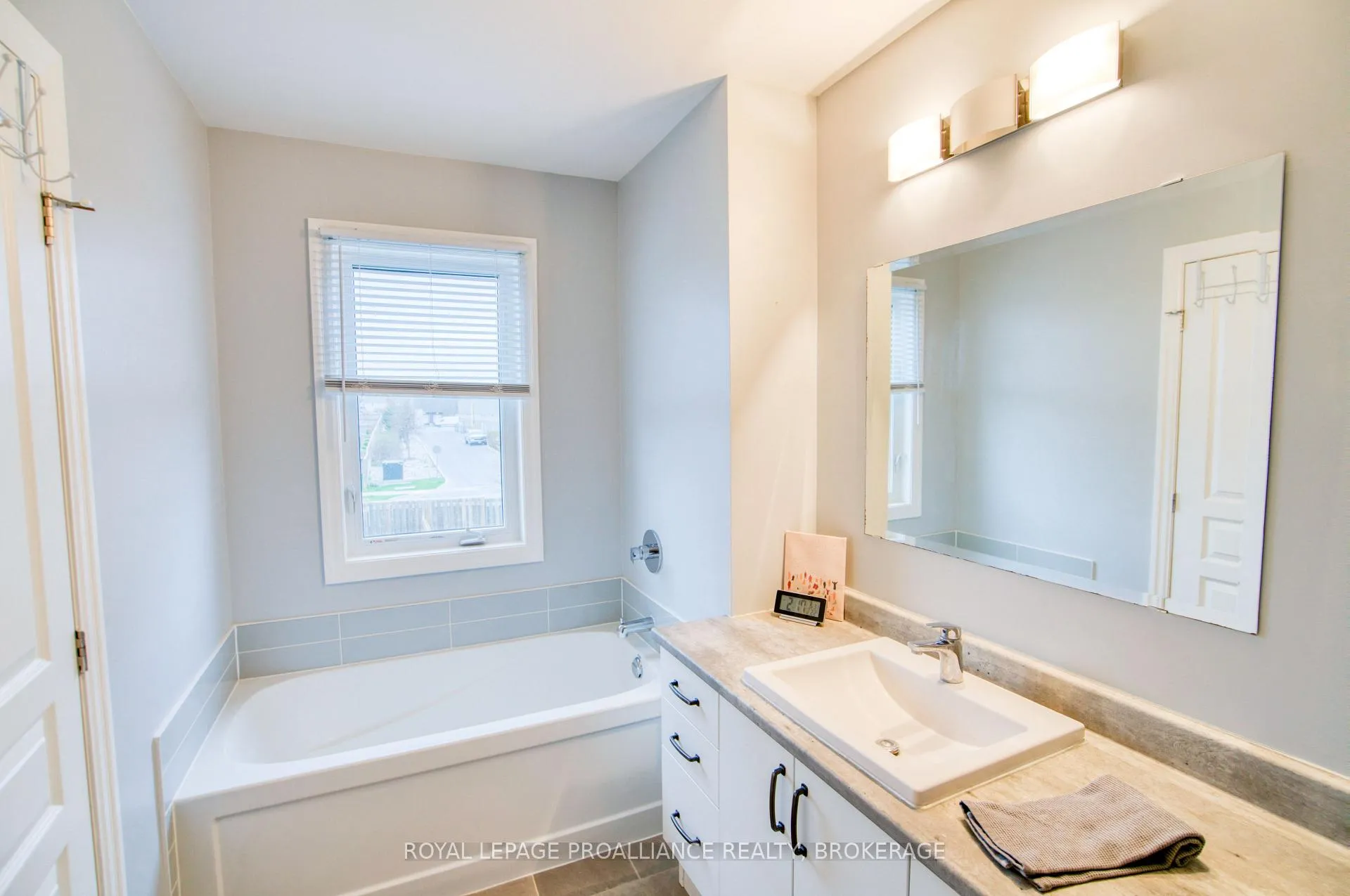 Photo 20 of 938 Riverview Way, Kingston, Kingston East (Incl Barret Crt) — HOMEH