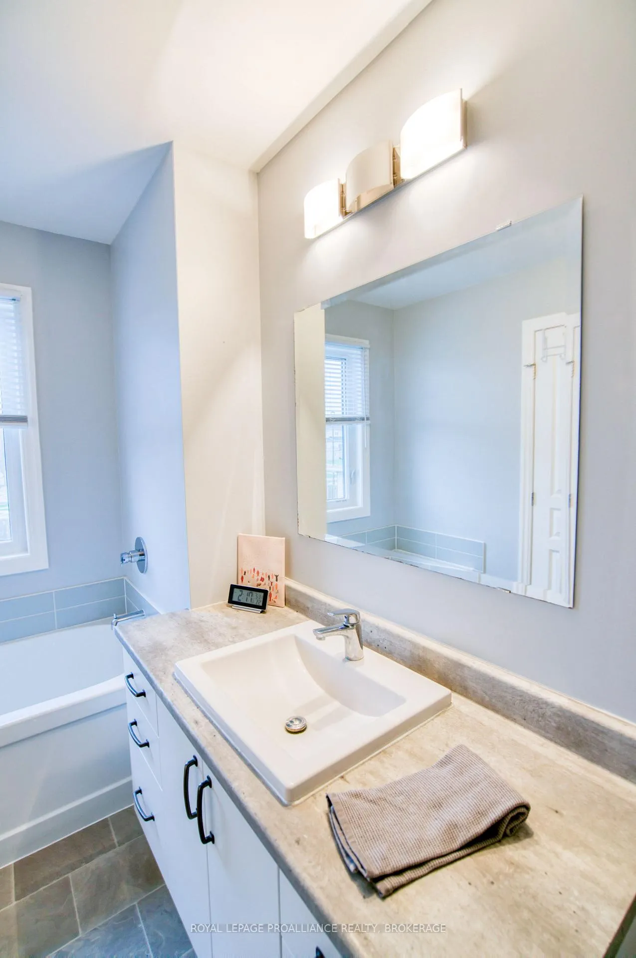 Photo 21 of 938 Riverview Way, Kingston, Kingston East (Incl Barret Crt) — HOMEH