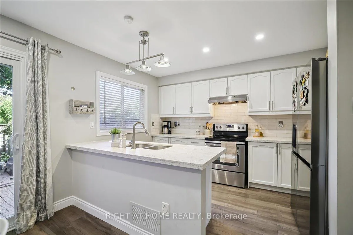 Photo 15 of 555 Taylor Crescent, Burlington, Shoreacres — HOMEH