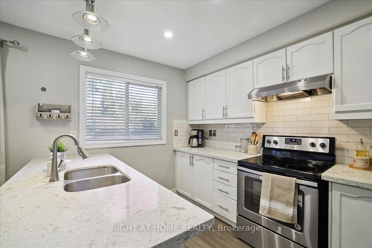Photo 16 of 555 Taylor Crescent, Burlington, Shoreacres — HOMEH