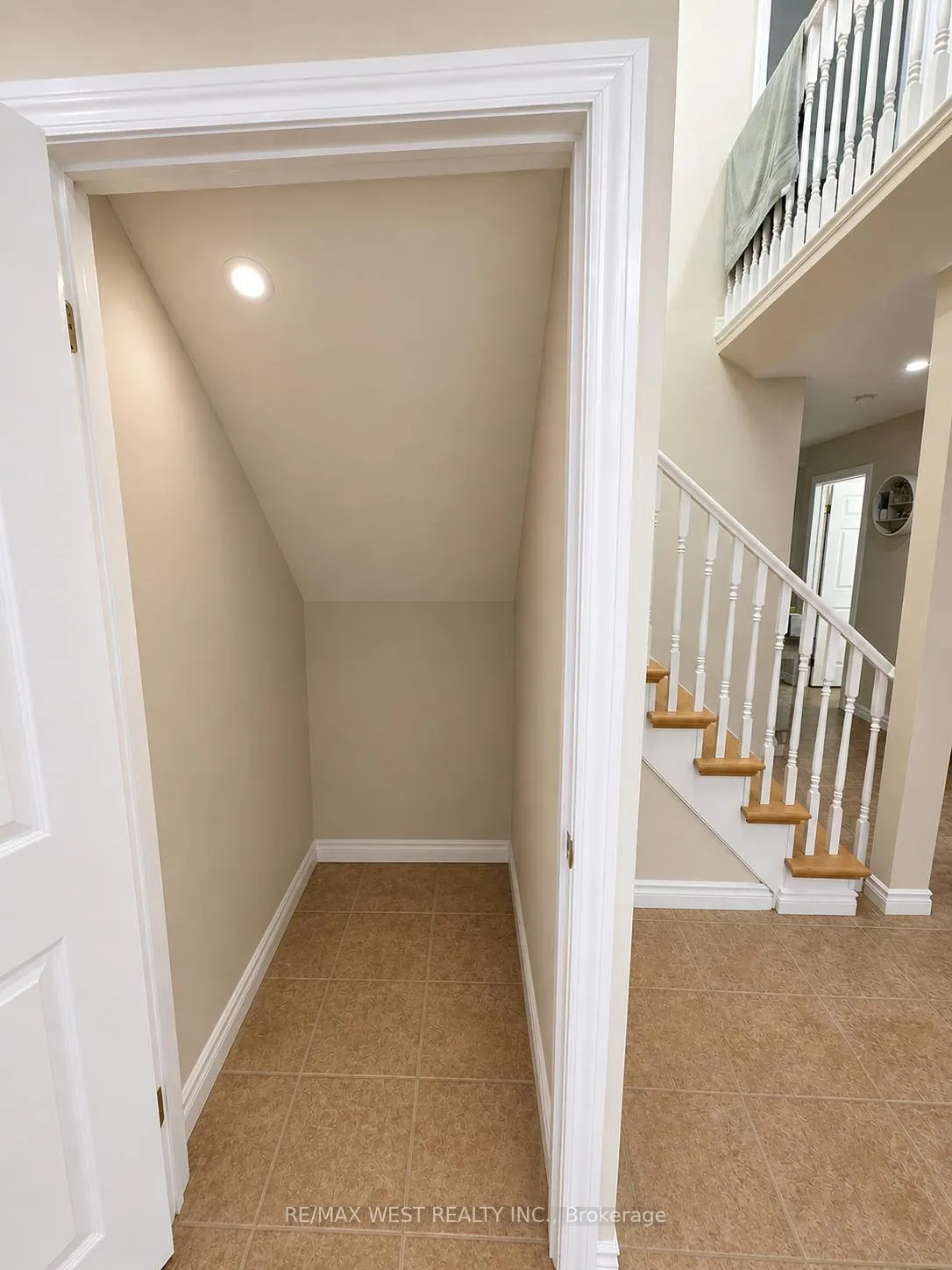 Photo 7 of 154 Thames Way, Hamilton, Mount Hope — HOMEH