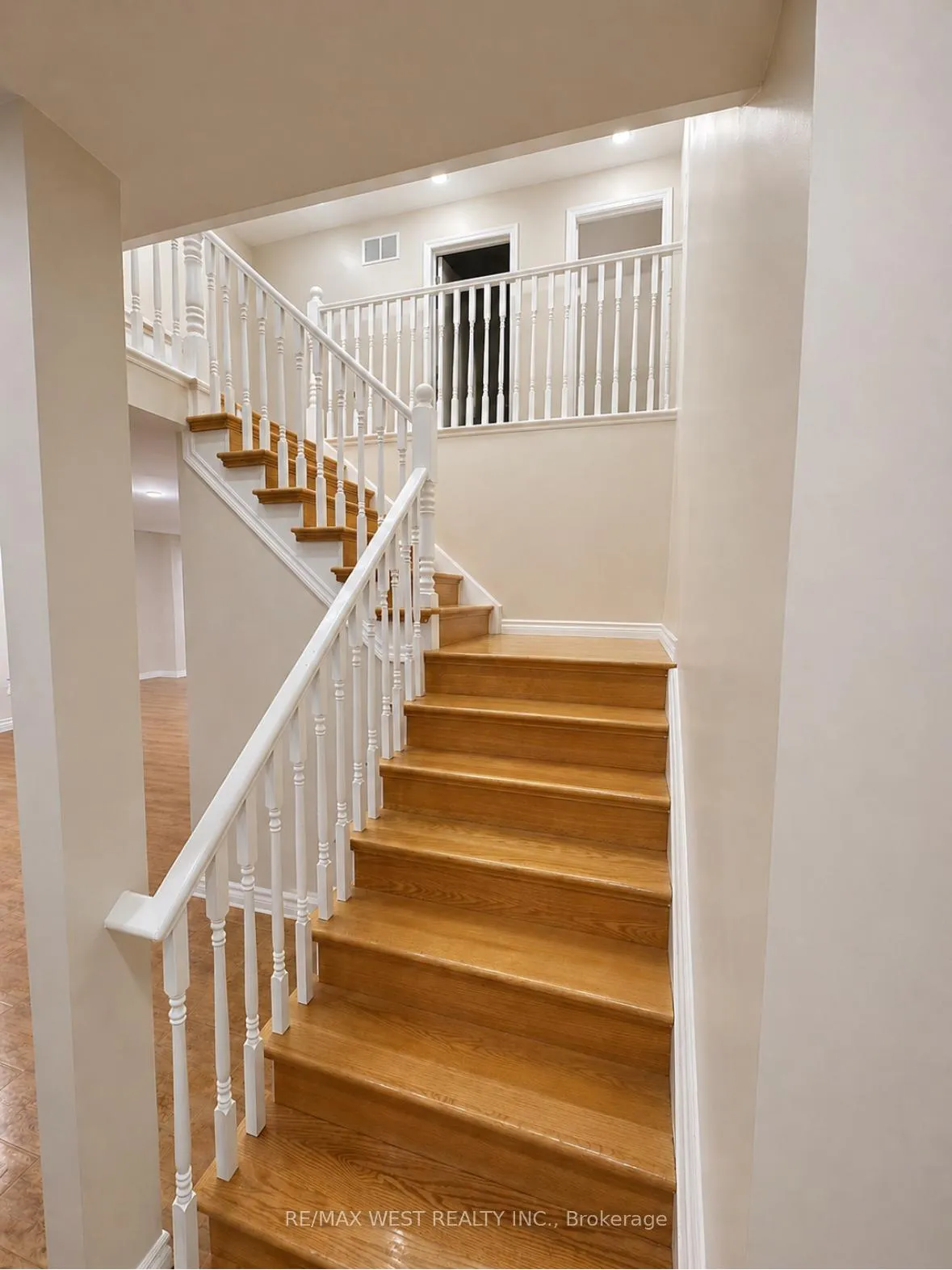 Photo 8 of 154 Thames Way, Hamilton, Mount Hope — HOMEH