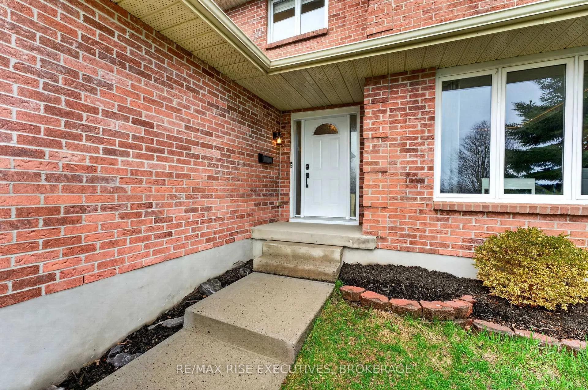 Photo 2 of 1220 Humberside Drive, Kingston, North of Taylor-Kidd Blvd — HOMEH