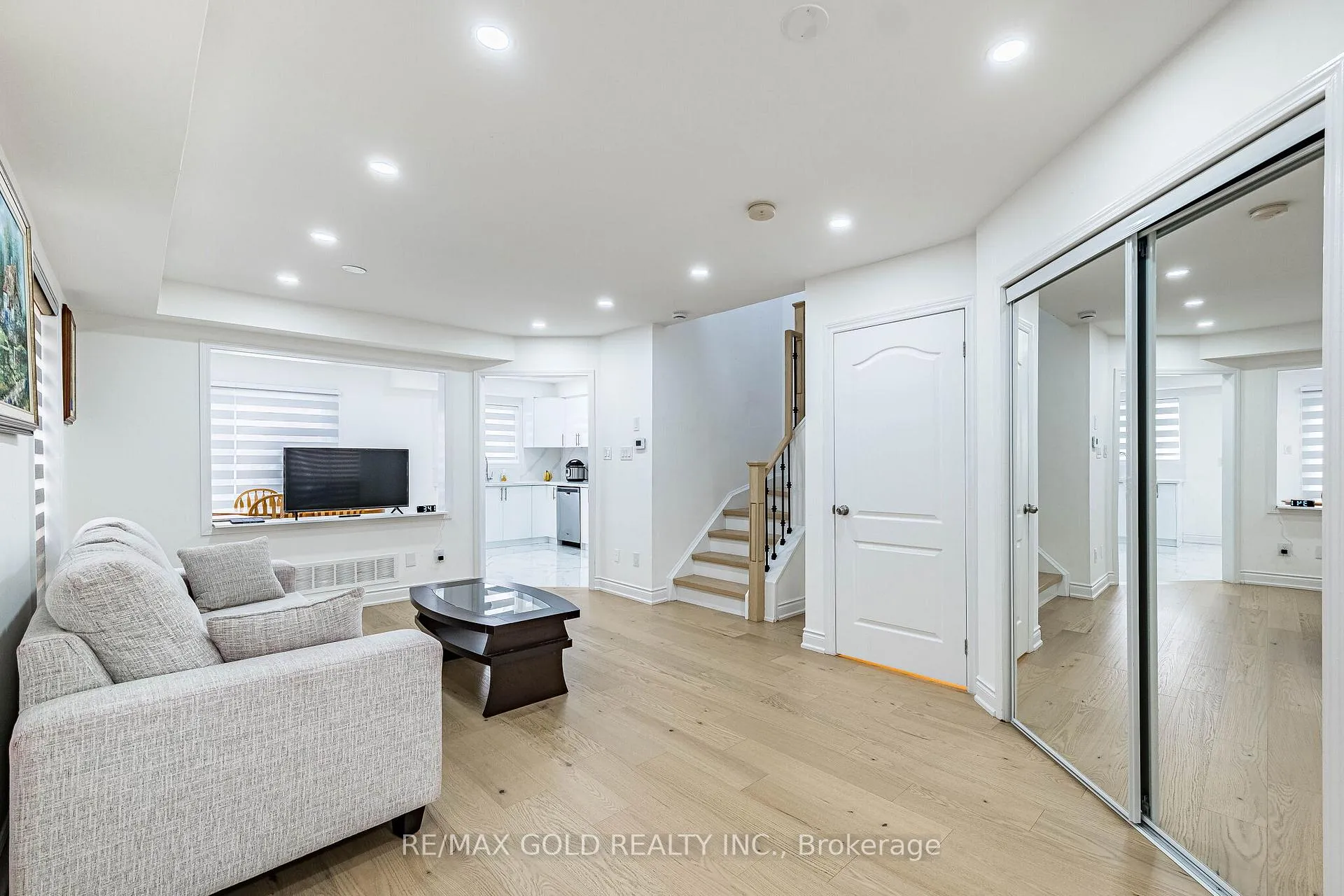 Photo 4 of 31 Garibaldi Drive, Brampton, Fletcher's Meadow — HOMEH