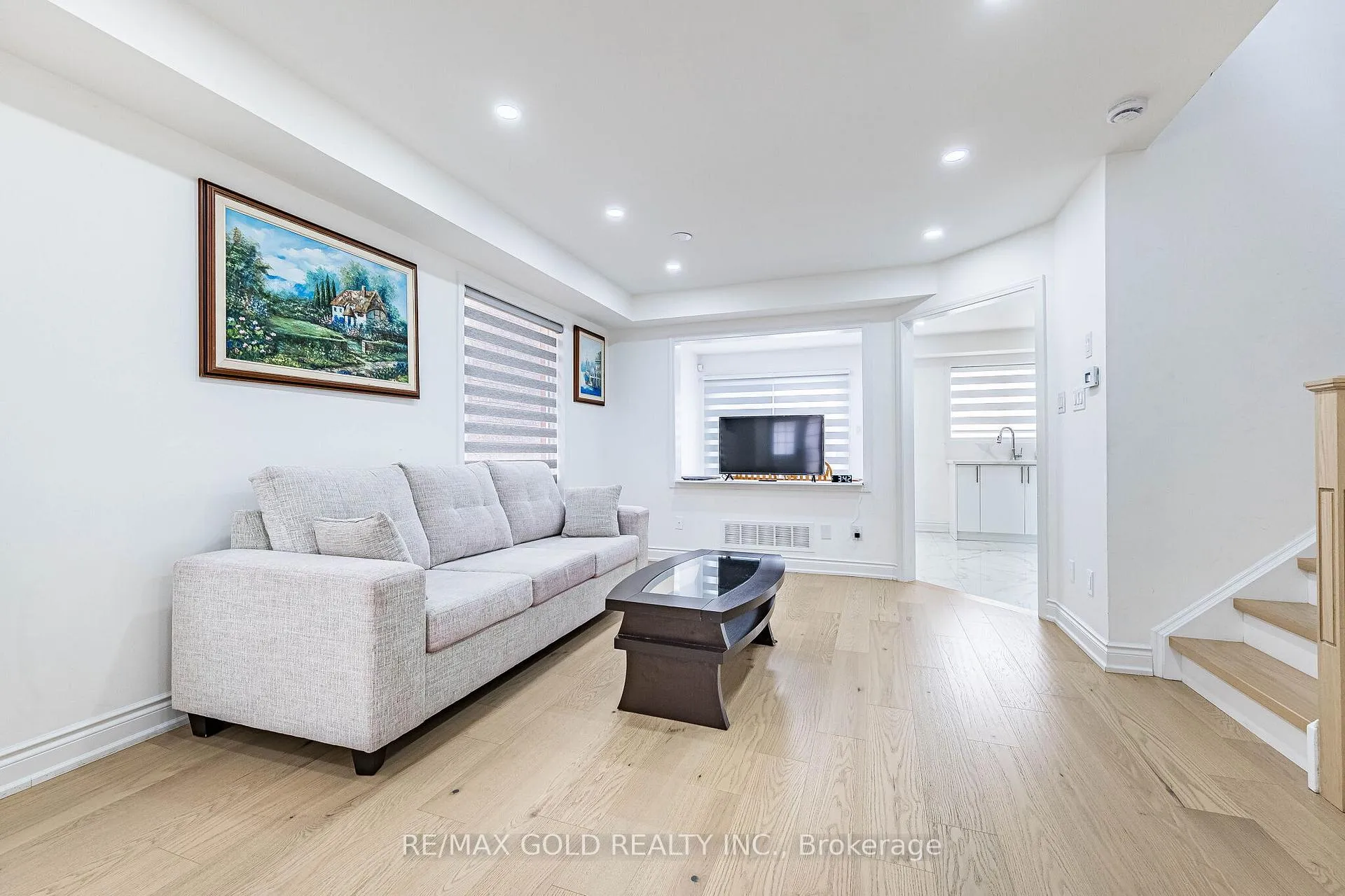 Photo 5 of 31 Garibaldi Drive, Brampton, Fletcher's Meadow — HOMEH