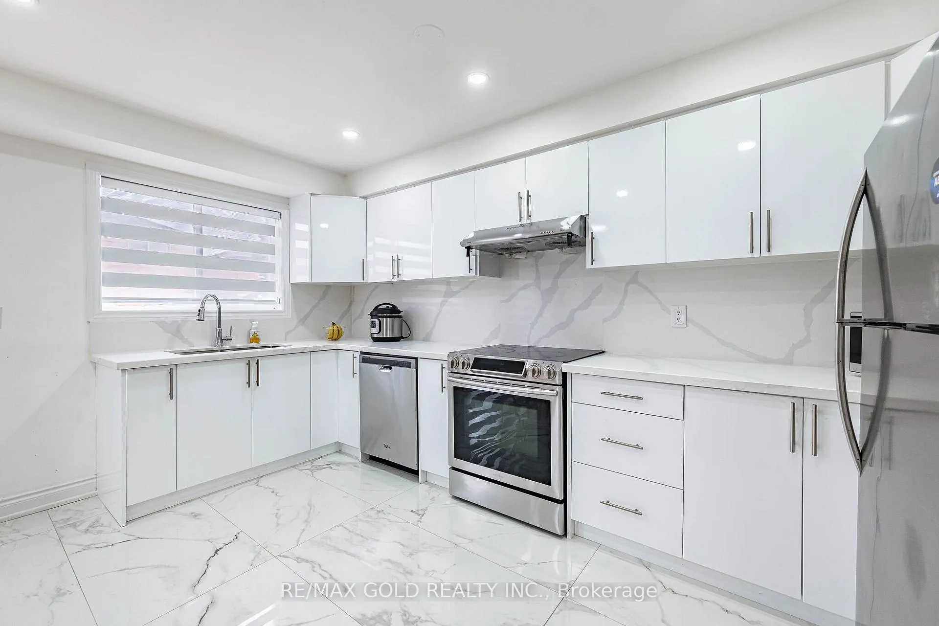 Photo 8 of 31 Garibaldi Drive, Brampton, Fletcher's Meadow — HOMEH