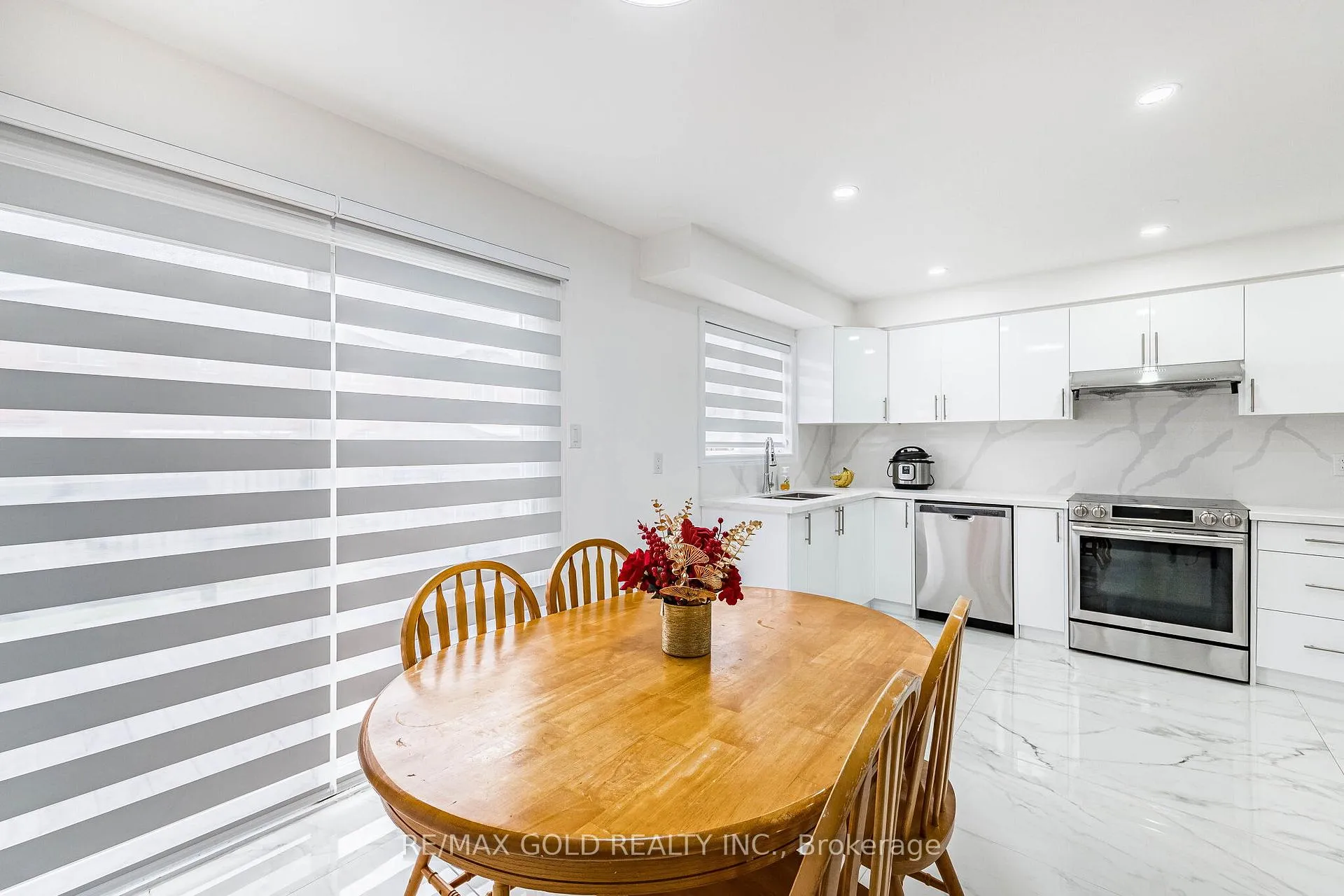 Photo 10 of 31 Garibaldi Drive, Brampton, Fletcher's Meadow — HOMEH