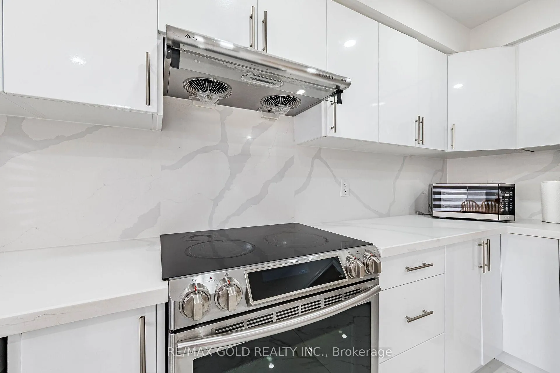 Photo 12 of 31 Garibaldi Drive, Brampton, Fletcher's Meadow — HOMEH