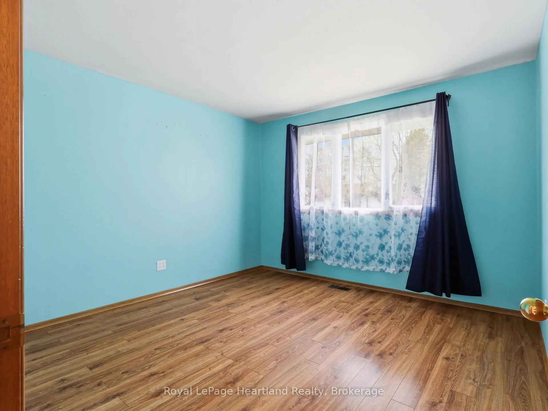 Photo 15 of 170 Queen Street S, Minto — HOMEH