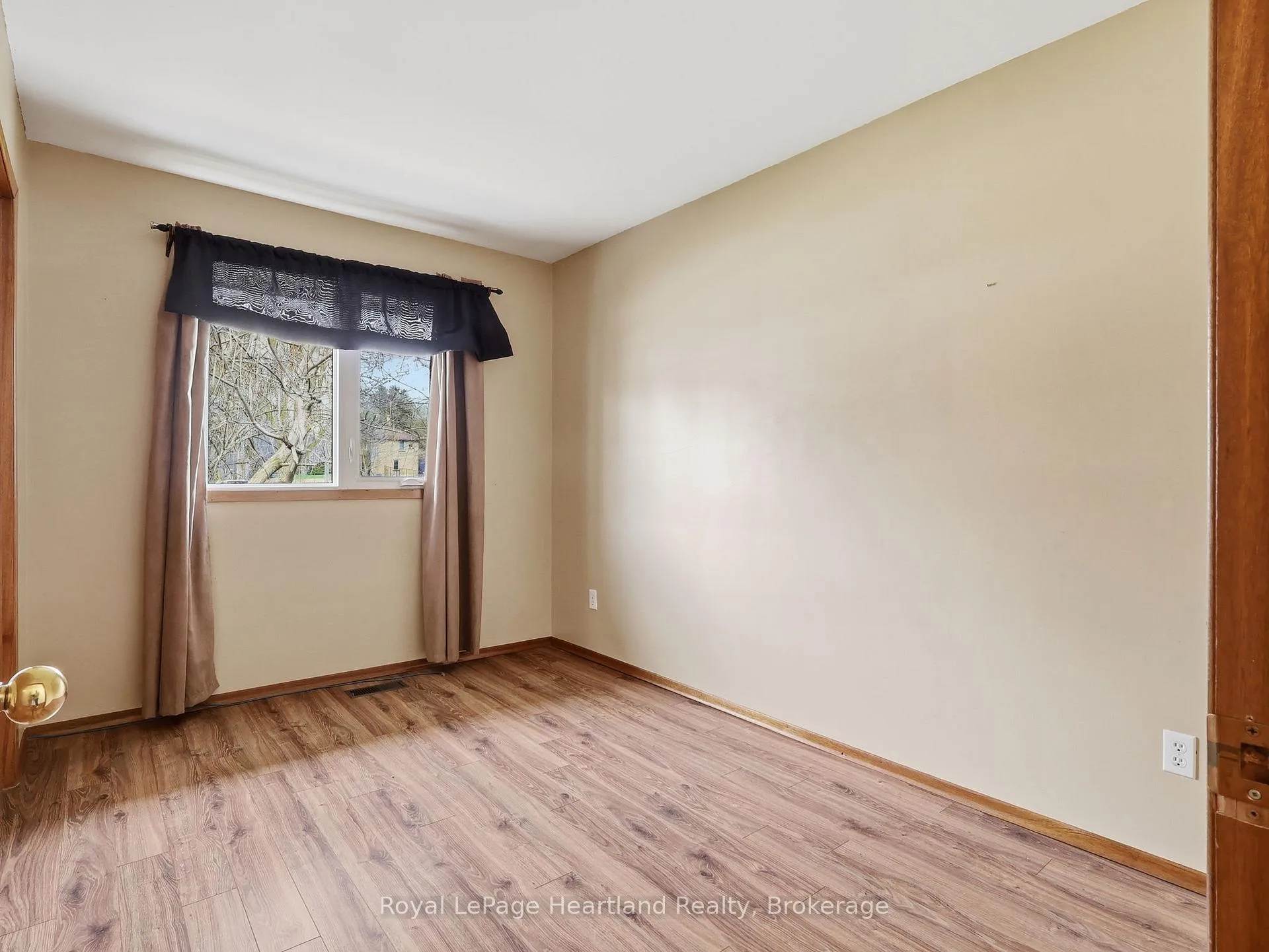 Photo 16 of 170 Queen Street S, Minto — HOMEH