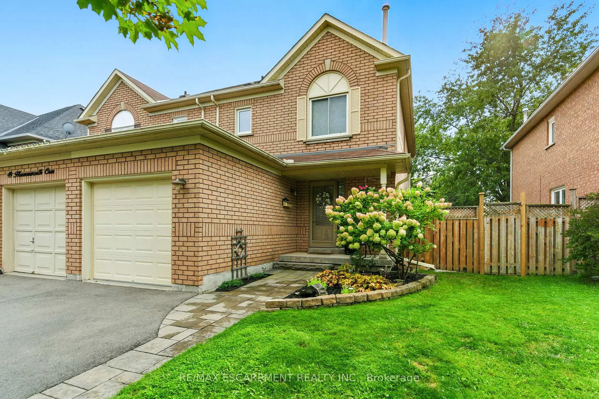 Photo 2 of 51 Harnesworth Crescent, Hamilton, Waterdown — HOMEH