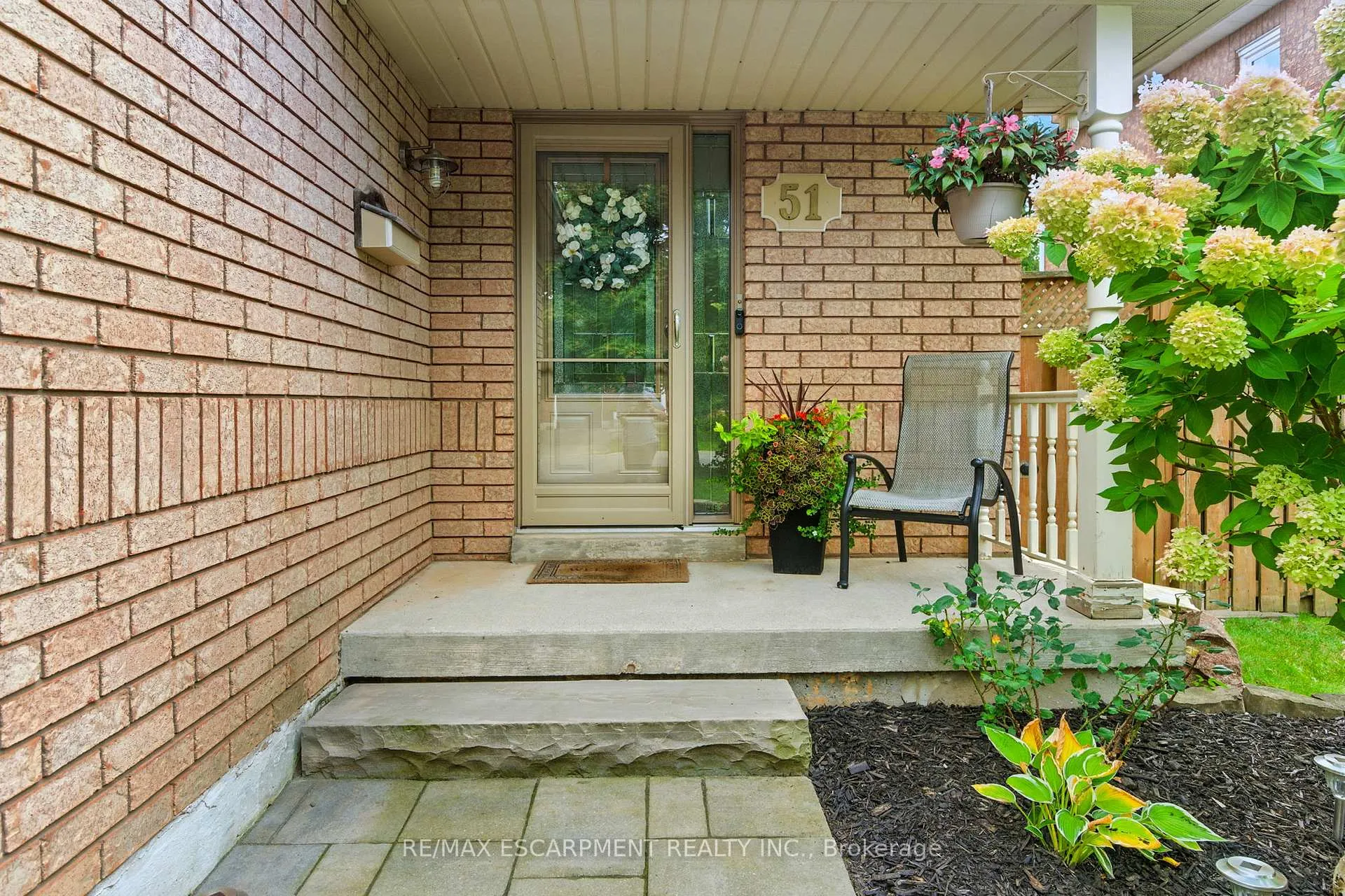 Photo 3 of 51 Harnesworth Crescent, Hamilton, Waterdown — HOMEH