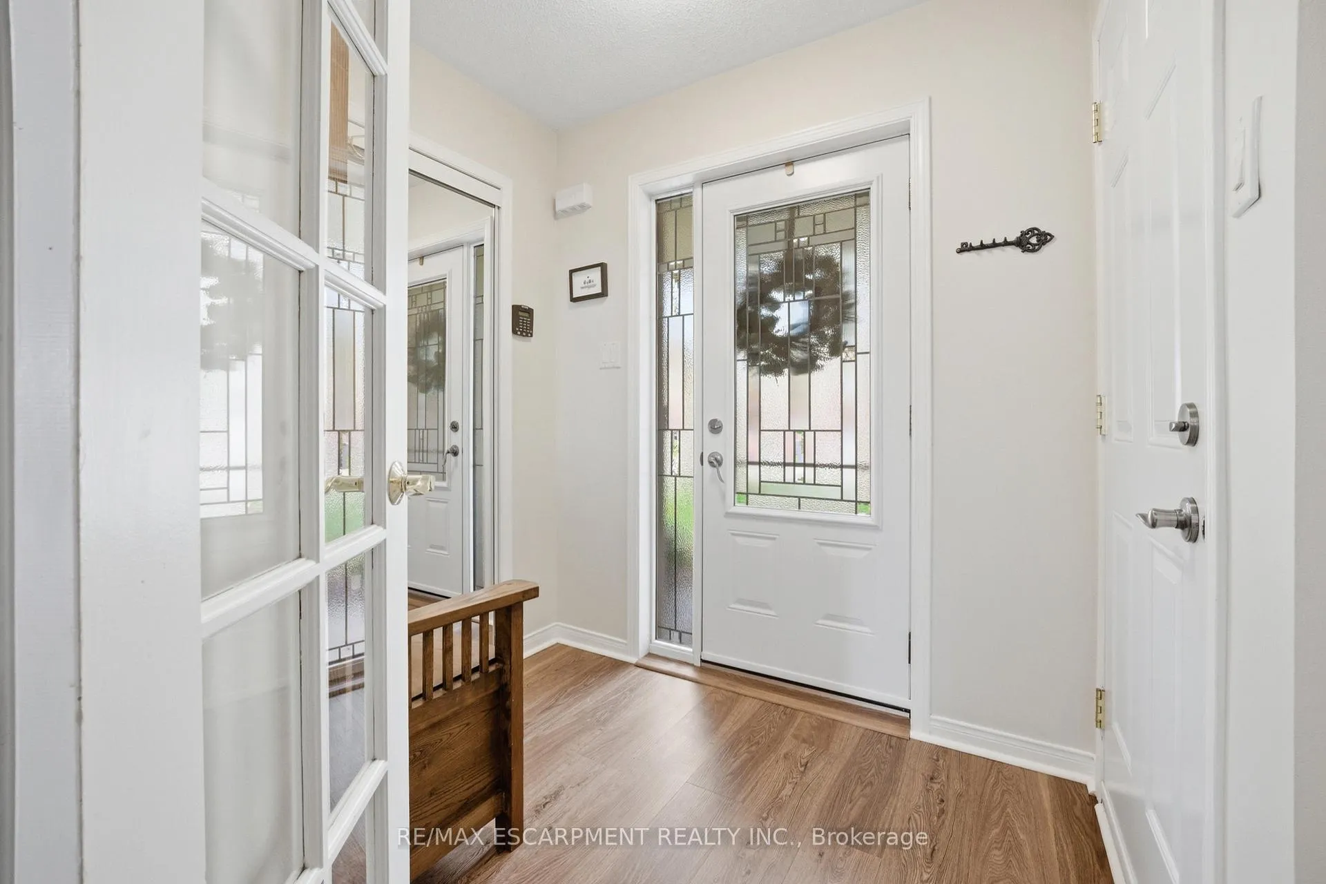 Photo 4 of 51 Harnesworth Crescent, Hamilton, Waterdown — HOMEH
