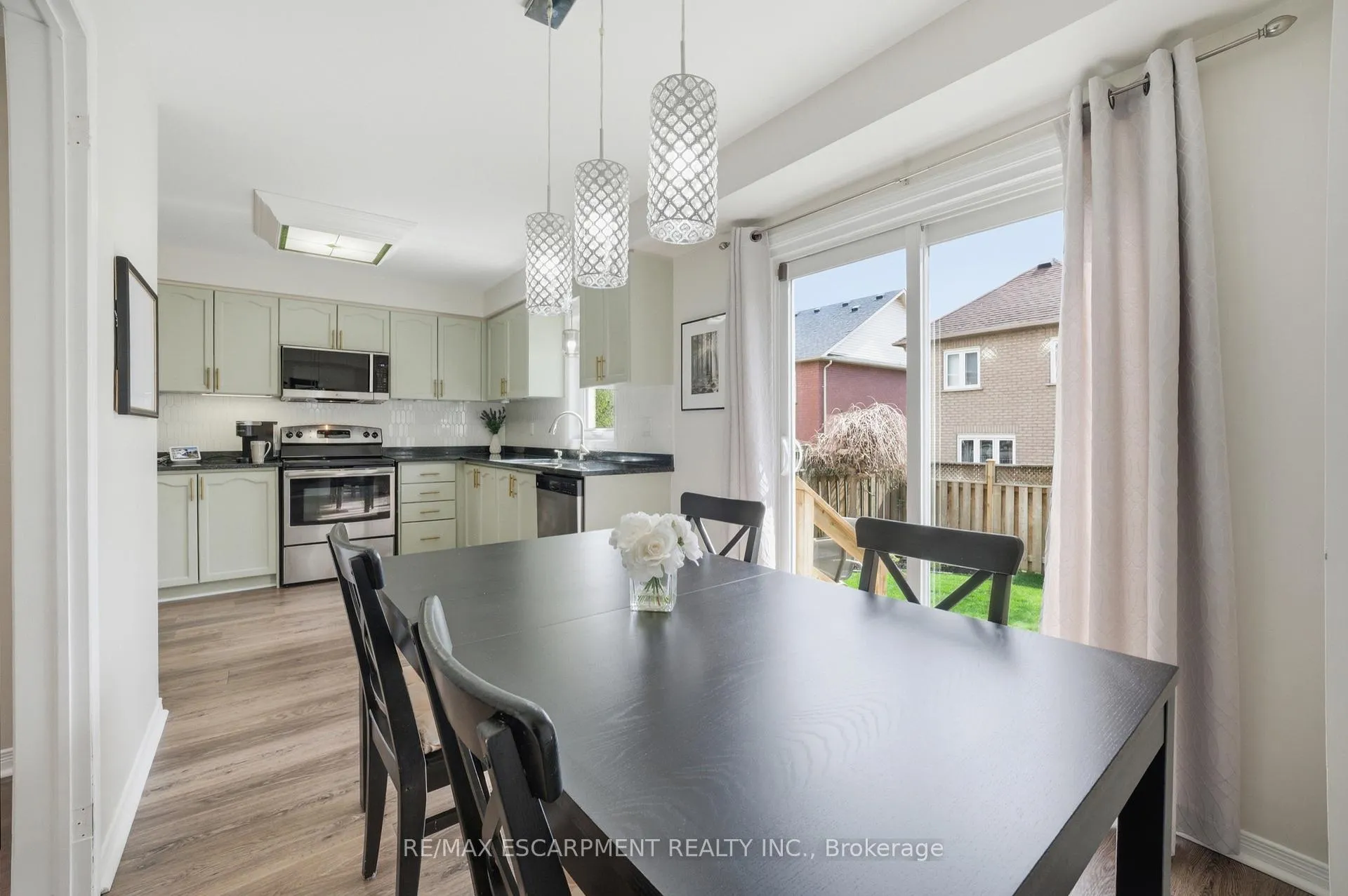 Photo 8 of 51 Harnesworth Crescent, Hamilton, Waterdown — HOMEH