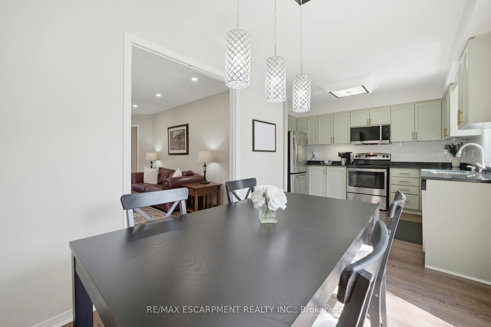 Photo 9 of 51 Harnesworth Crescent, Hamilton, Waterdown — HOMEH