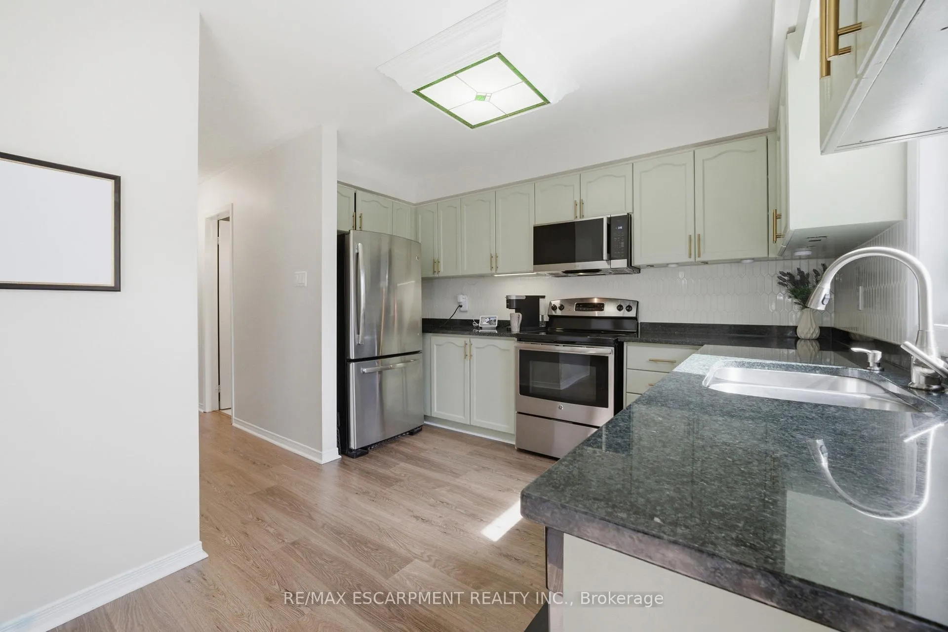 Photo 10 of 51 Harnesworth Crescent, Hamilton, Waterdown — HOMEH