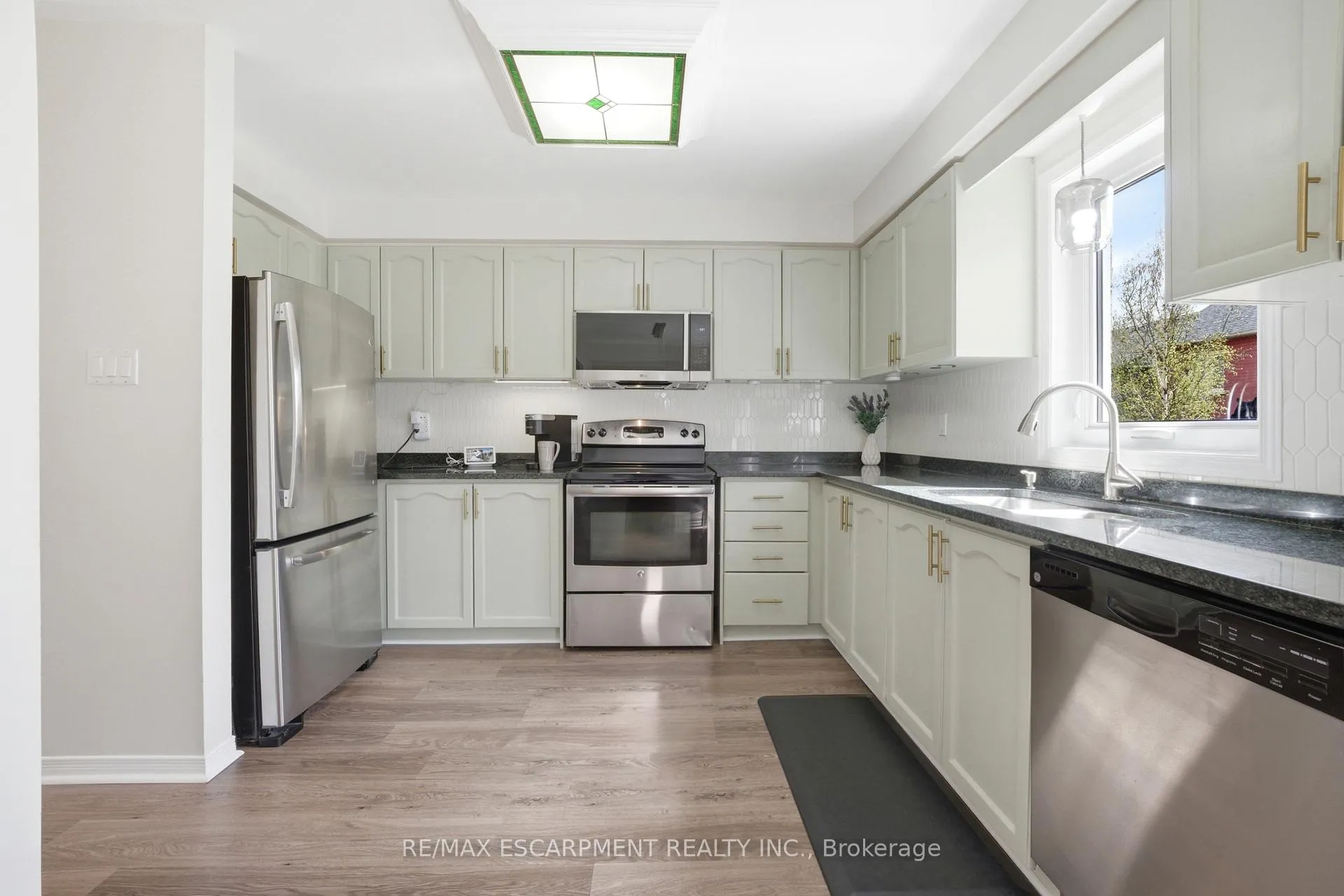 Photo 11 of 51 Harnesworth Crescent, Hamilton, Waterdown — HOMEH