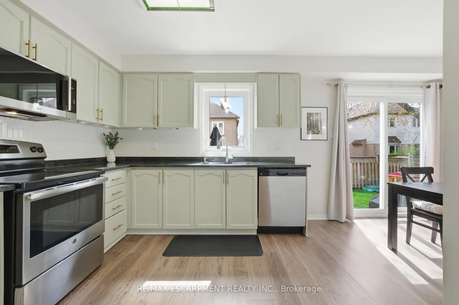 Photo 12 of 51 Harnesworth Crescent, Hamilton, Waterdown — HOMEH
