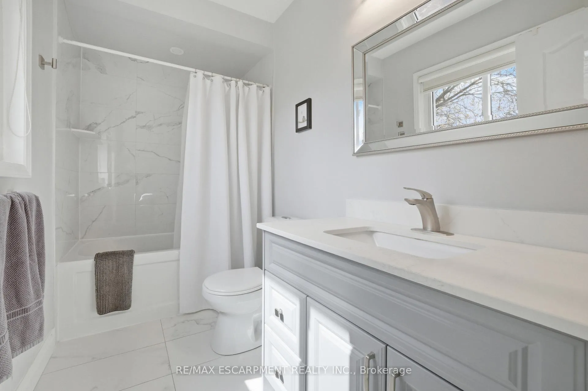 Photo 17 of 51 Harnesworth Crescent, Hamilton, Waterdown — HOMEH