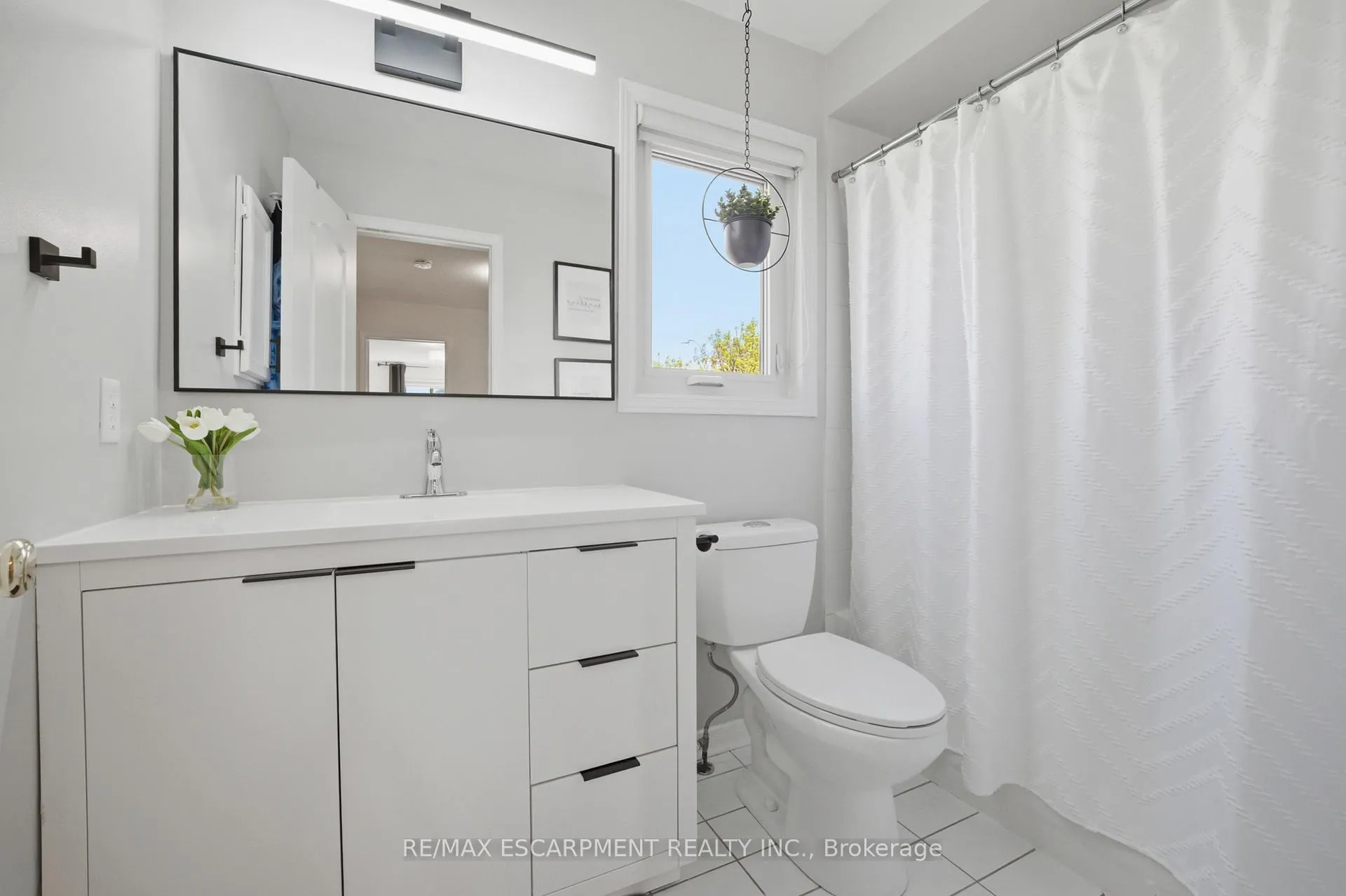 Photo 23 of 51 Harnesworth Crescent, Hamilton, Waterdown — HOMEH