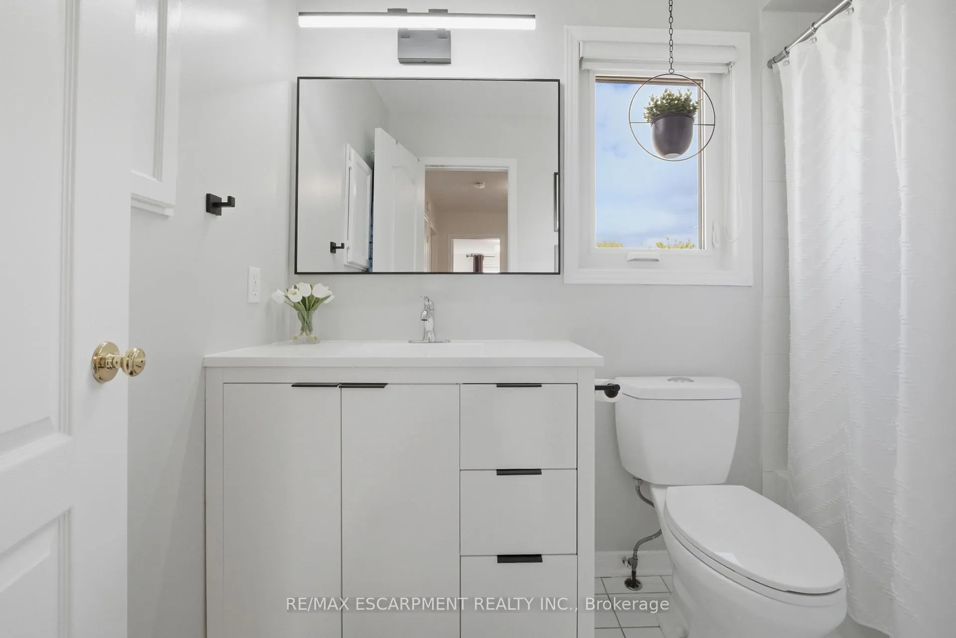 Photo 24 of 51 Harnesworth Crescent, Hamilton, Waterdown — HOMEH