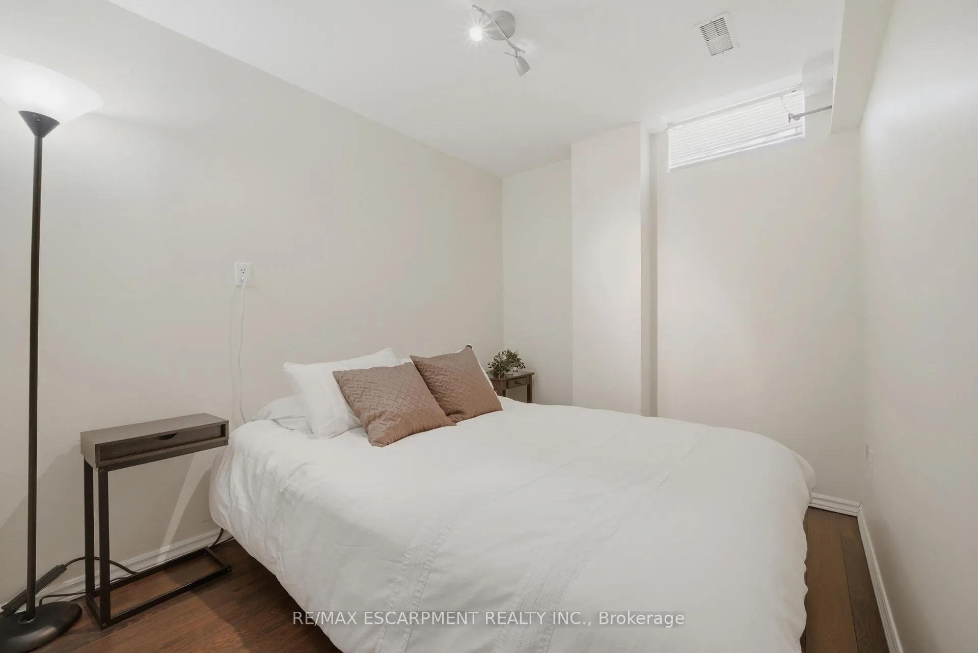 Photo 31 of 51 Harnesworth Crescent, Hamilton, Waterdown — HOMEH