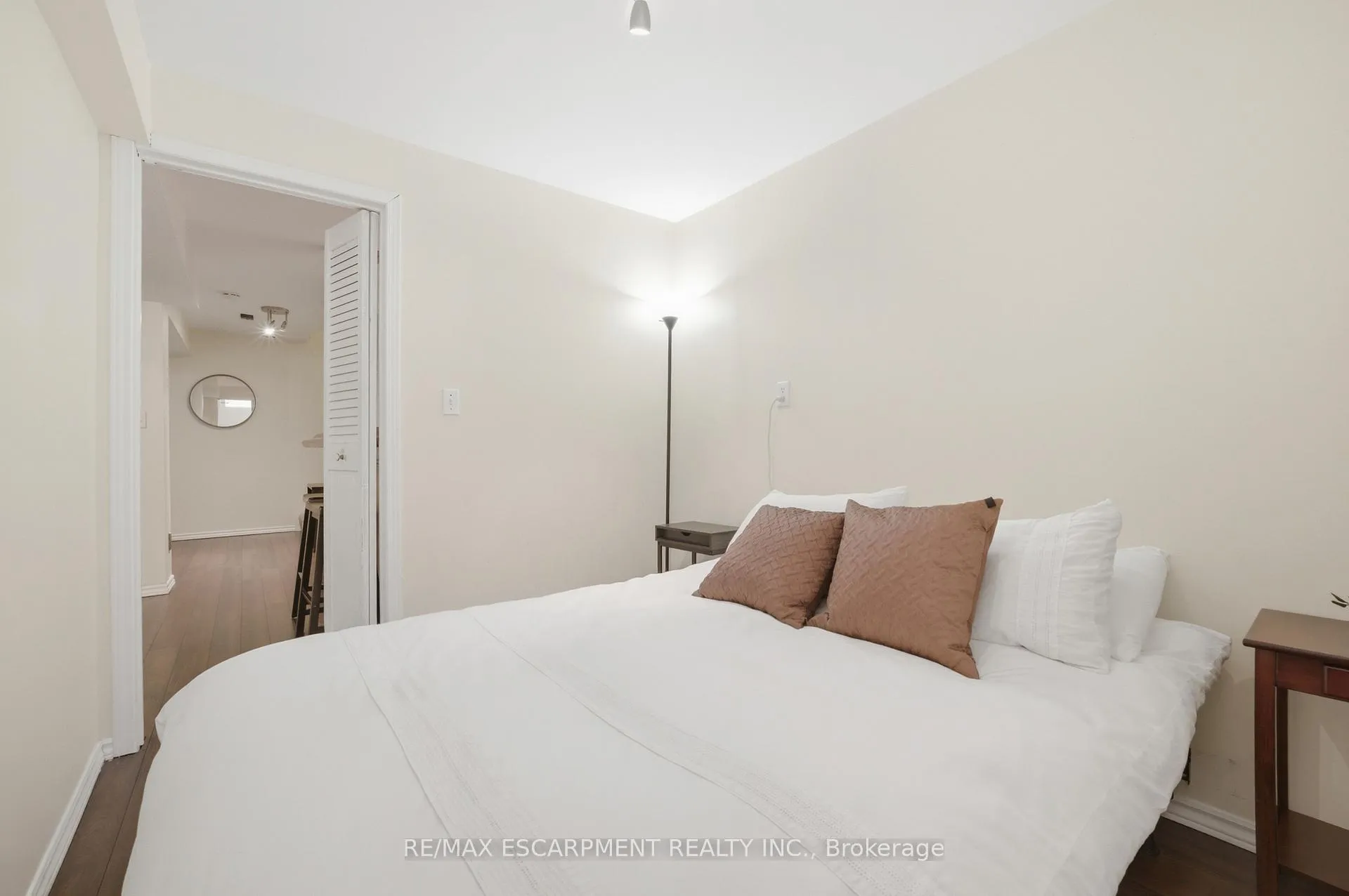 Photo 32 of 51 Harnesworth Crescent, Hamilton, Waterdown — HOMEH