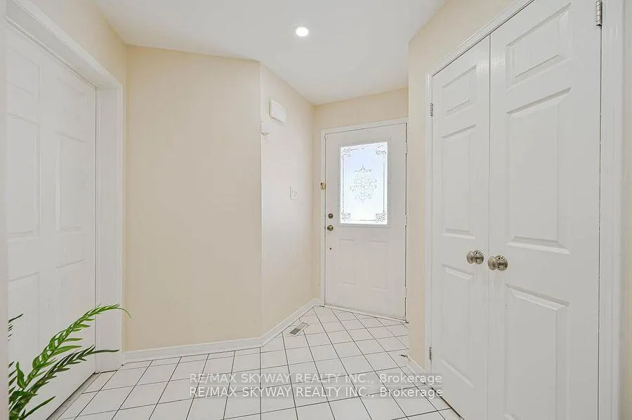 Photo 5 of 117 Richvale Drive S, Brampton, Heart Lake East — HOMEH