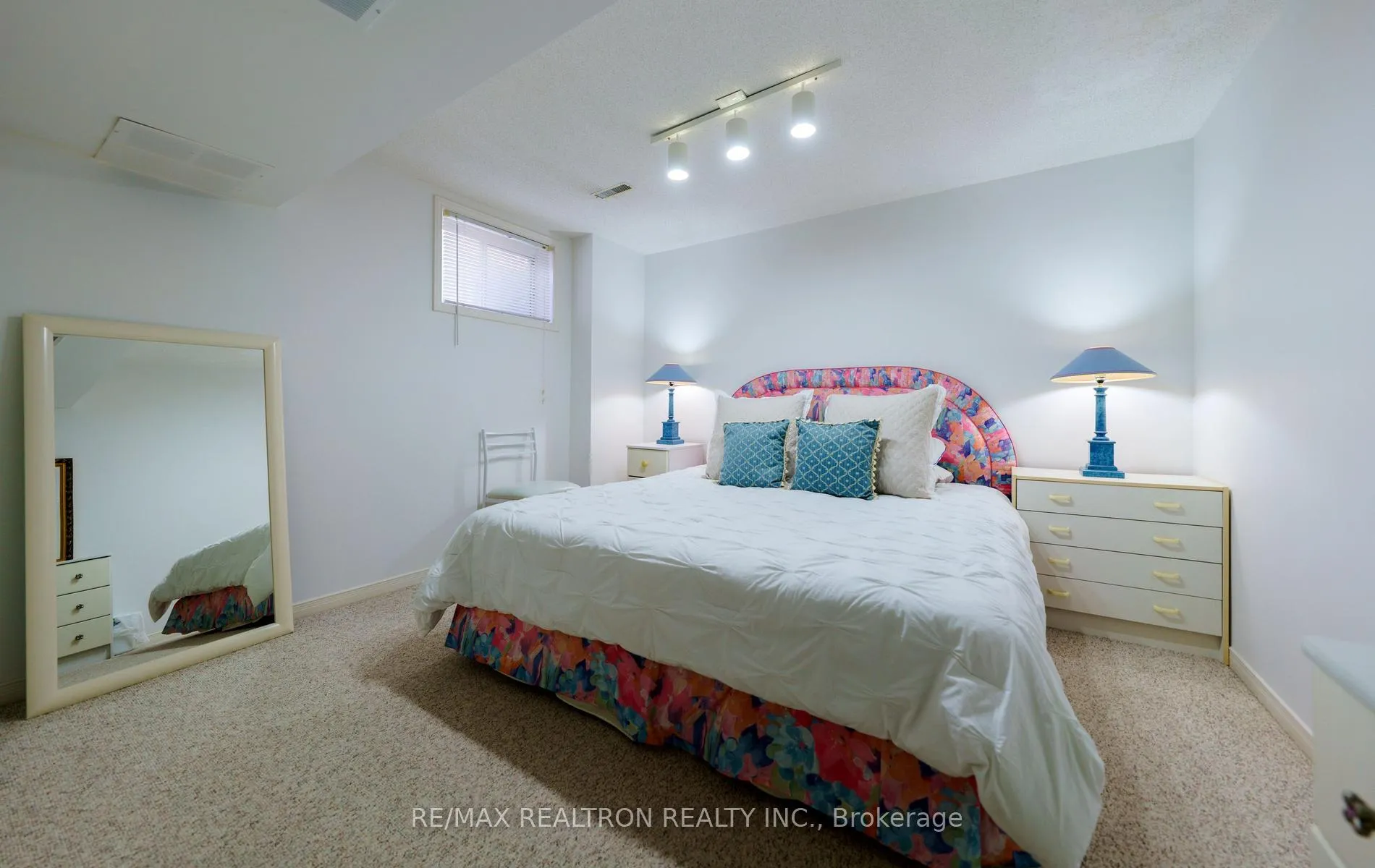 Photo 3 of 599 York Hill Boulevard, Vaughan, Crestwood-Springfarm-Yorkhill — HOMEH