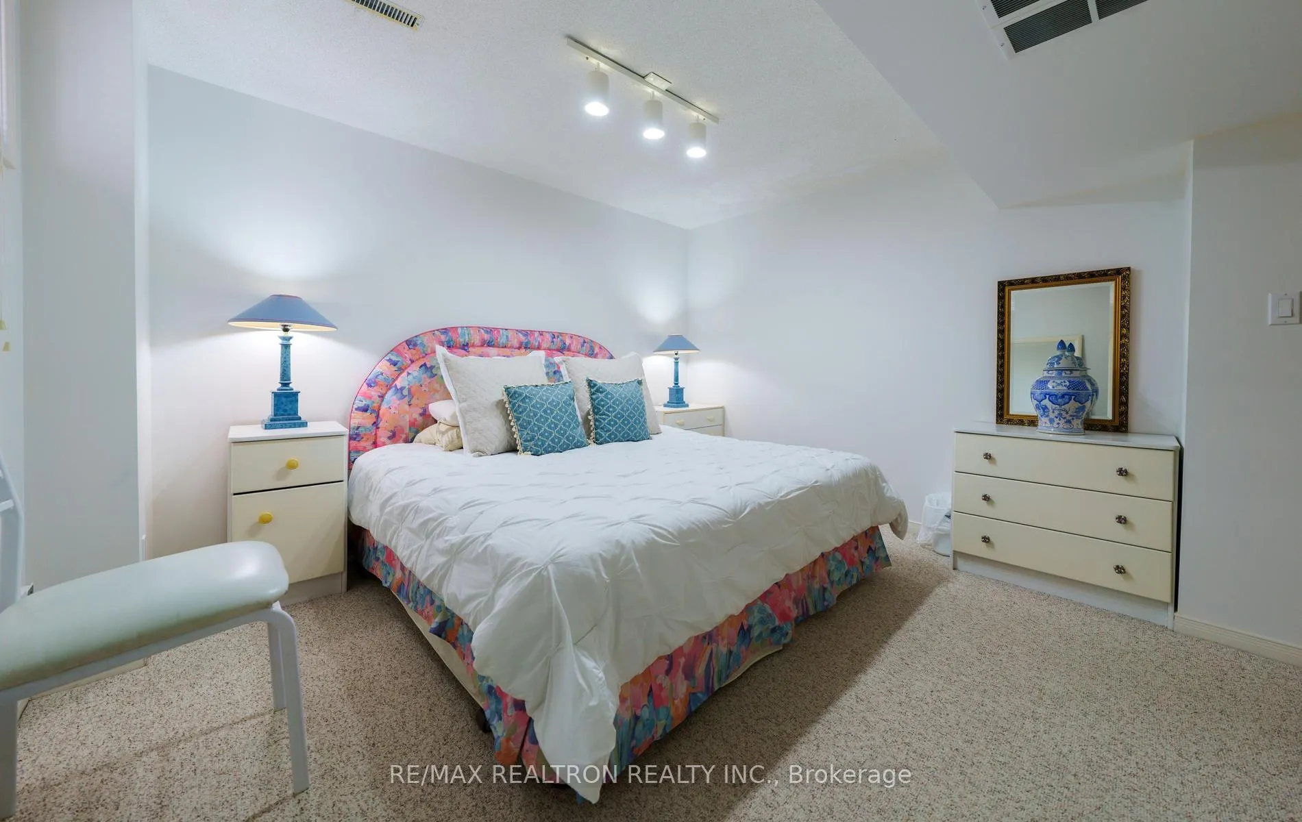 Photo 4 of 599 York Hill Boulevard, Vaughan, Crestwood-Springfarm-Yorkhill — HOMEH