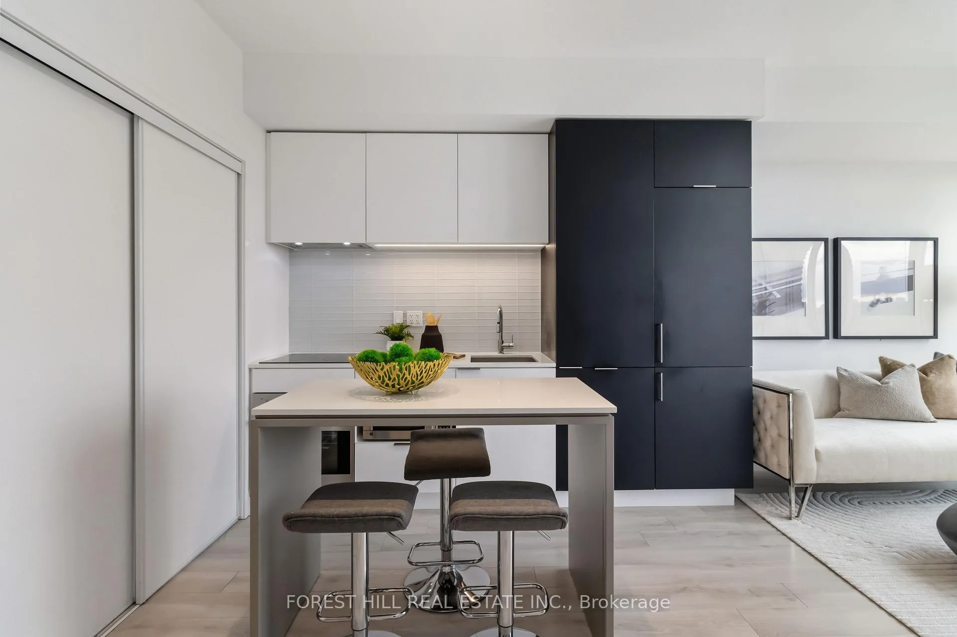 Photo 4 of Unit 819, 33 Helendale Avenue, Toronto, Yonge-Eglinton — HOMEH