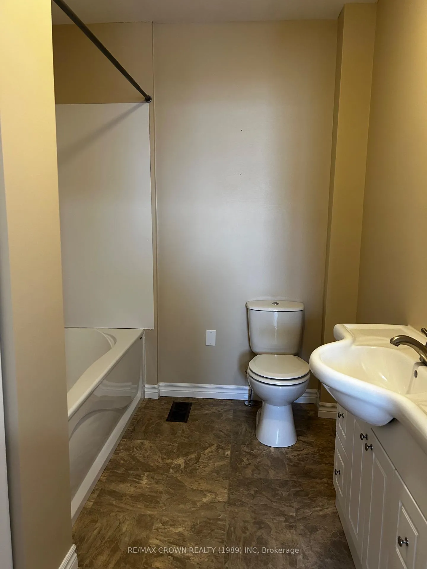 Photo 13 of 11 Ontario Avenue, Kapuskasing — HOMEH