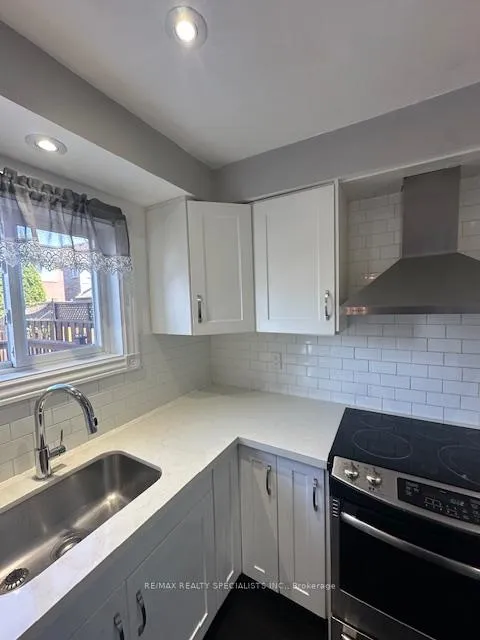 Photo 3 of 424 Jay Crescent, Orangeville — HOMEH